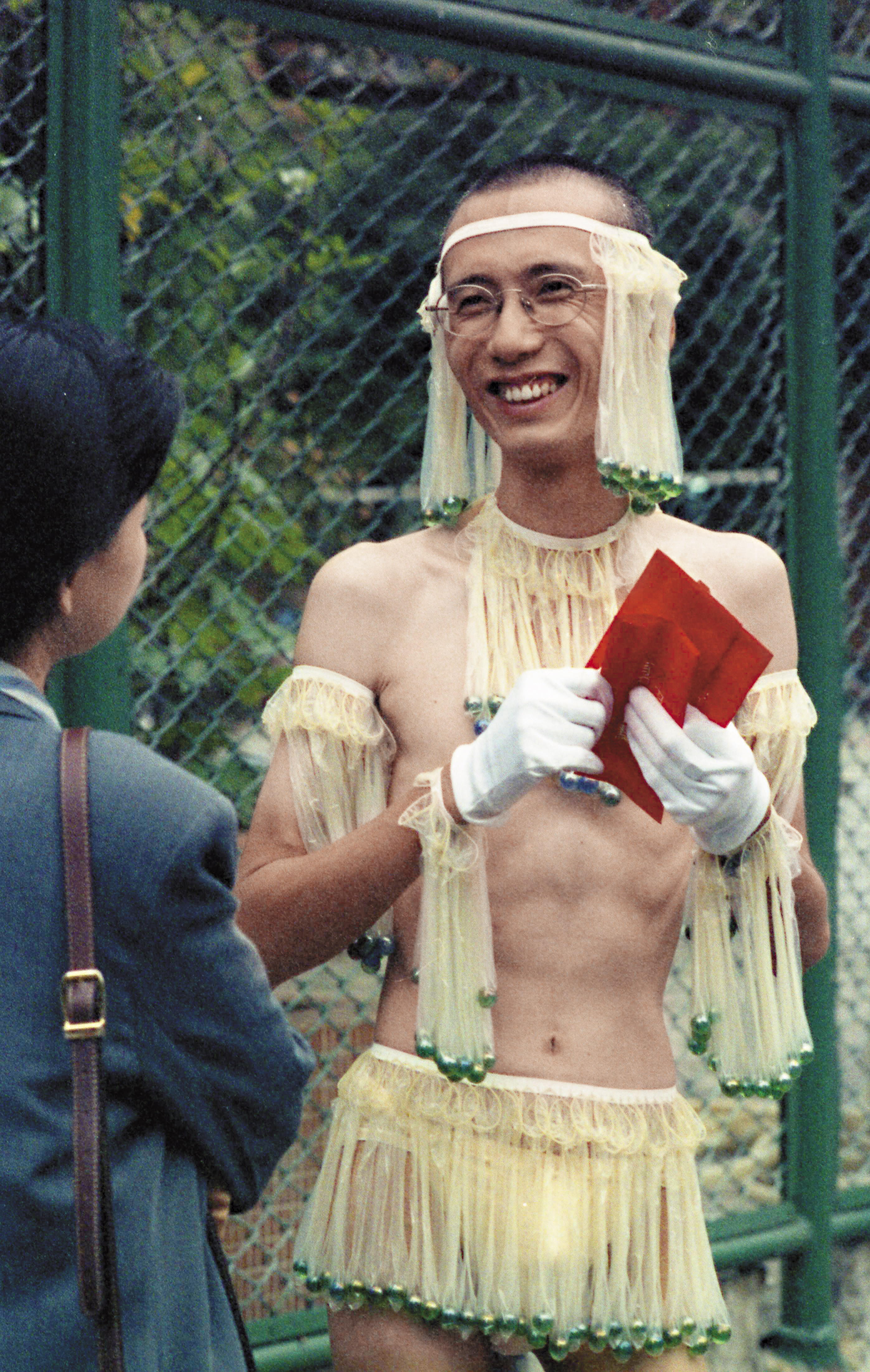 90年代初期，祁家威曾扮成埃及豔后造型，來吸引路人目光，趁機發送保險套、宣導愛滋防治。圖取自聯合知識庫