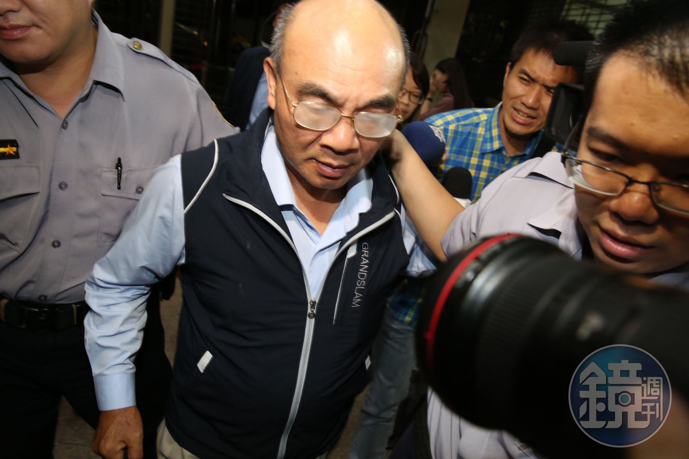 和尹衍樑友好的前兆豐金董事長蔡友才，任內曾研究與南山及彰銀「三合一」合併計畫，退休後更與尹衍樑等人合組鑒機公司，卻因背信等罪名遭求刑12年。