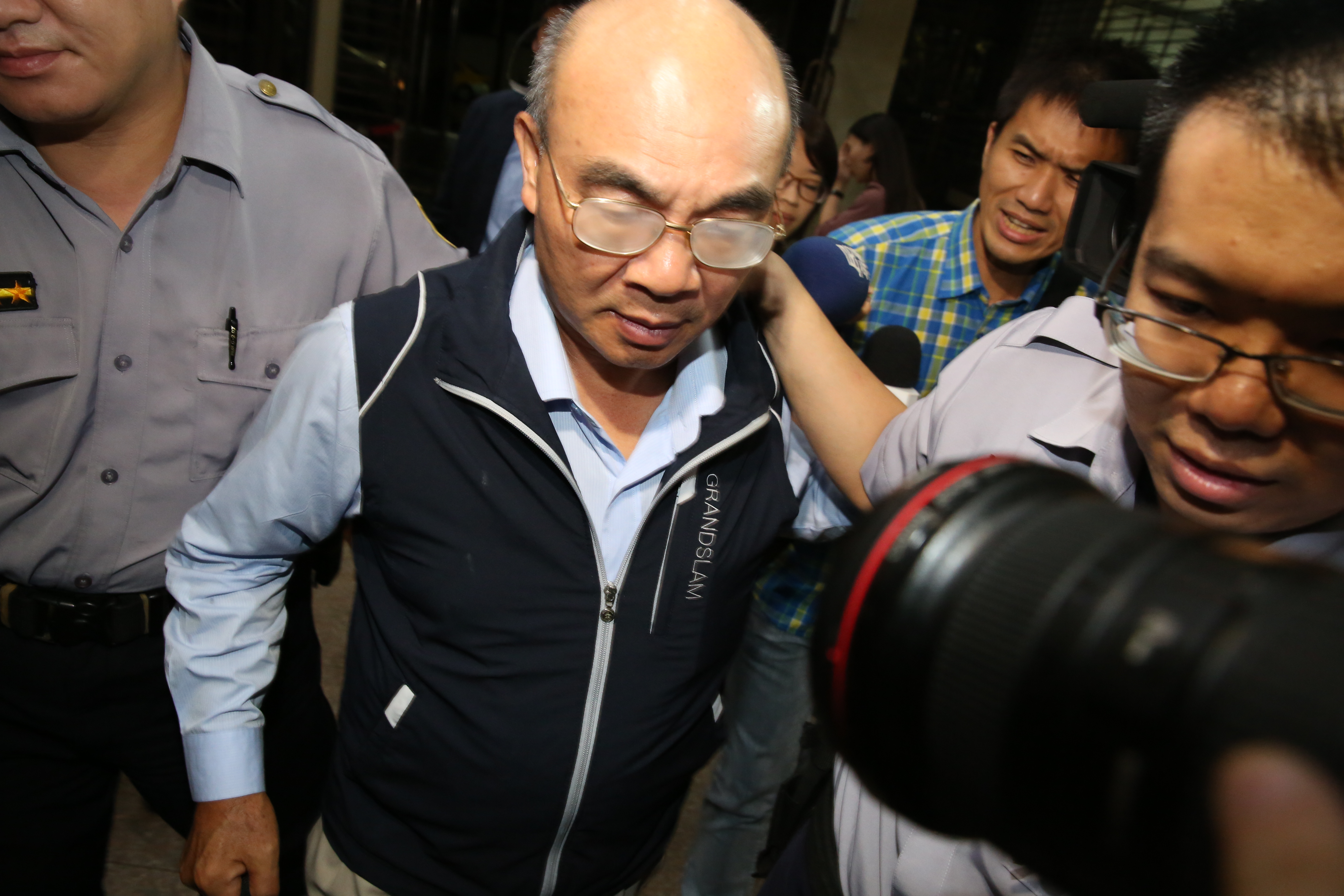 和尹衍樑友好的前兆豐金董事長蔡友才，任內曾研究與南山及彰銀「三合一」合併計畫，退休後更與尹衍樑等人合組鑒機公司，卻因背信等罪名遭求刑12年。