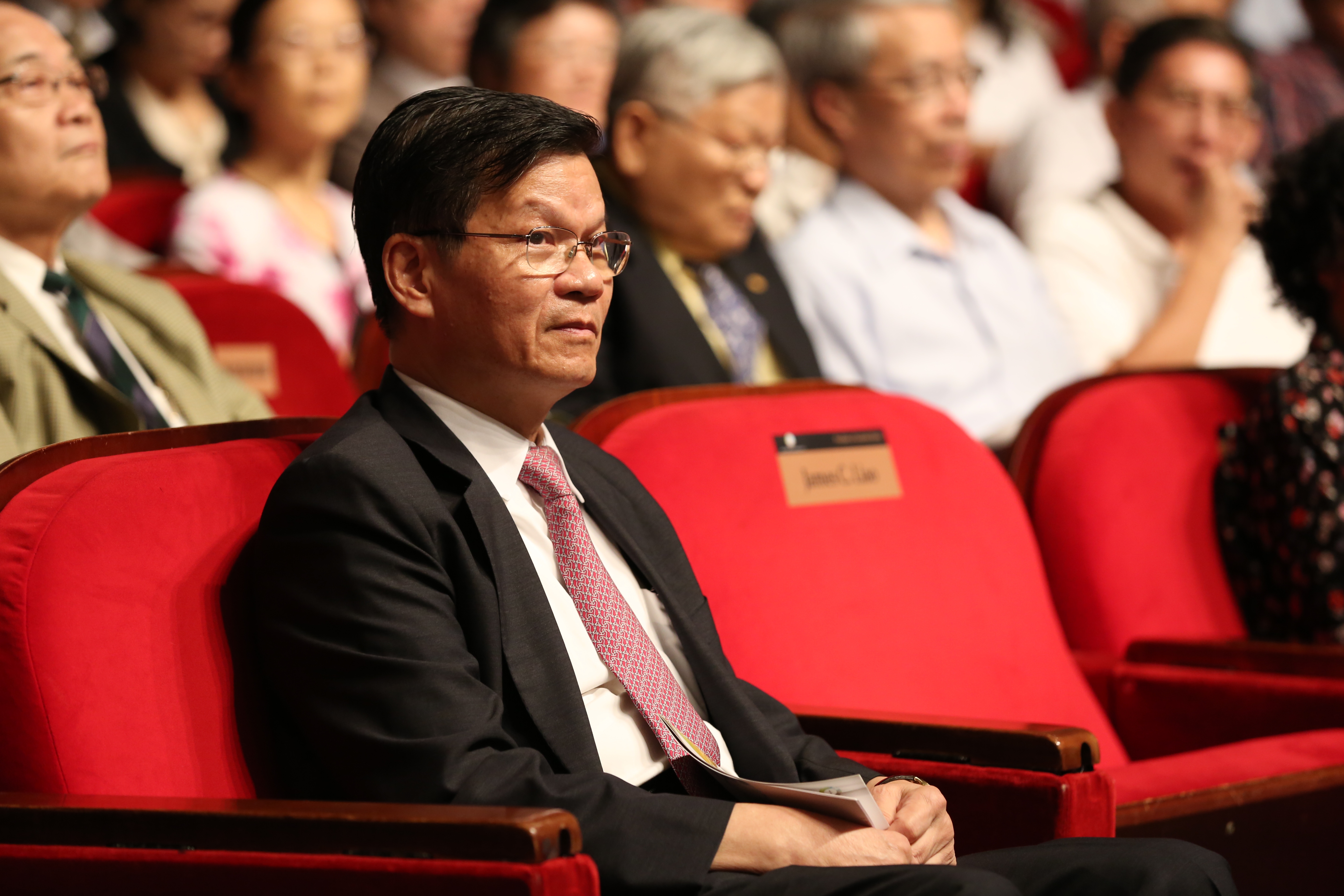 去年初，浩鼎案爆發後，爆出翁啟惠女兒翁郁琇所擁有的3000張浩鼎股票，是來自尹衍樑，因此捲入浩鼎風暴。