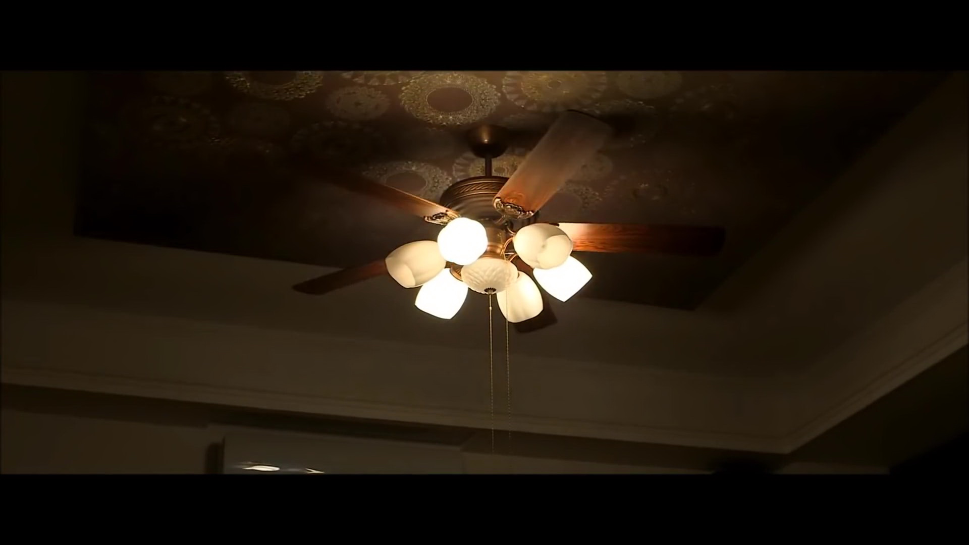 吊扇在片中的重要性猶如鎮片之寶,類同麥可貝的爆炸,吳宇森的白鴿。(翻攝自預告)