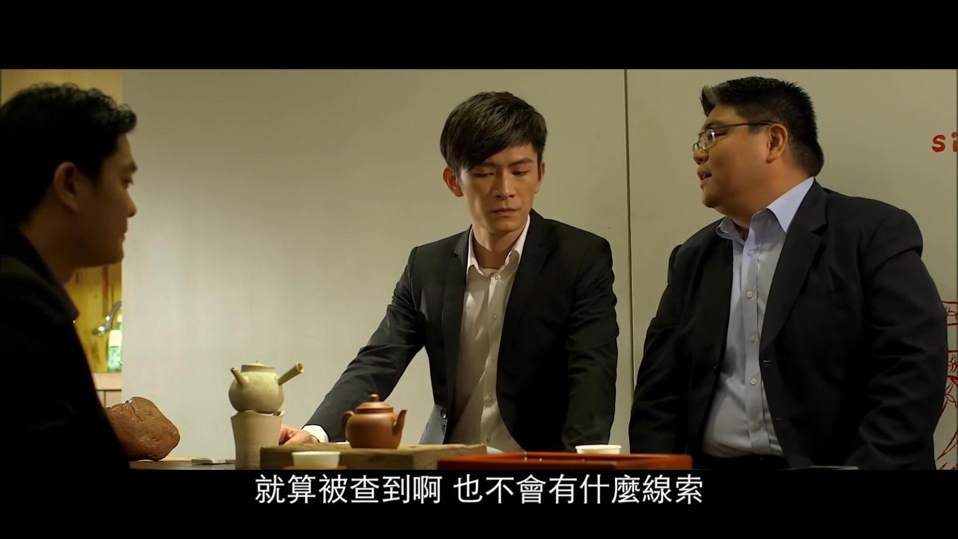 飾演議員助理的男演員（右一）神似連勝文。（翻攝自預告）