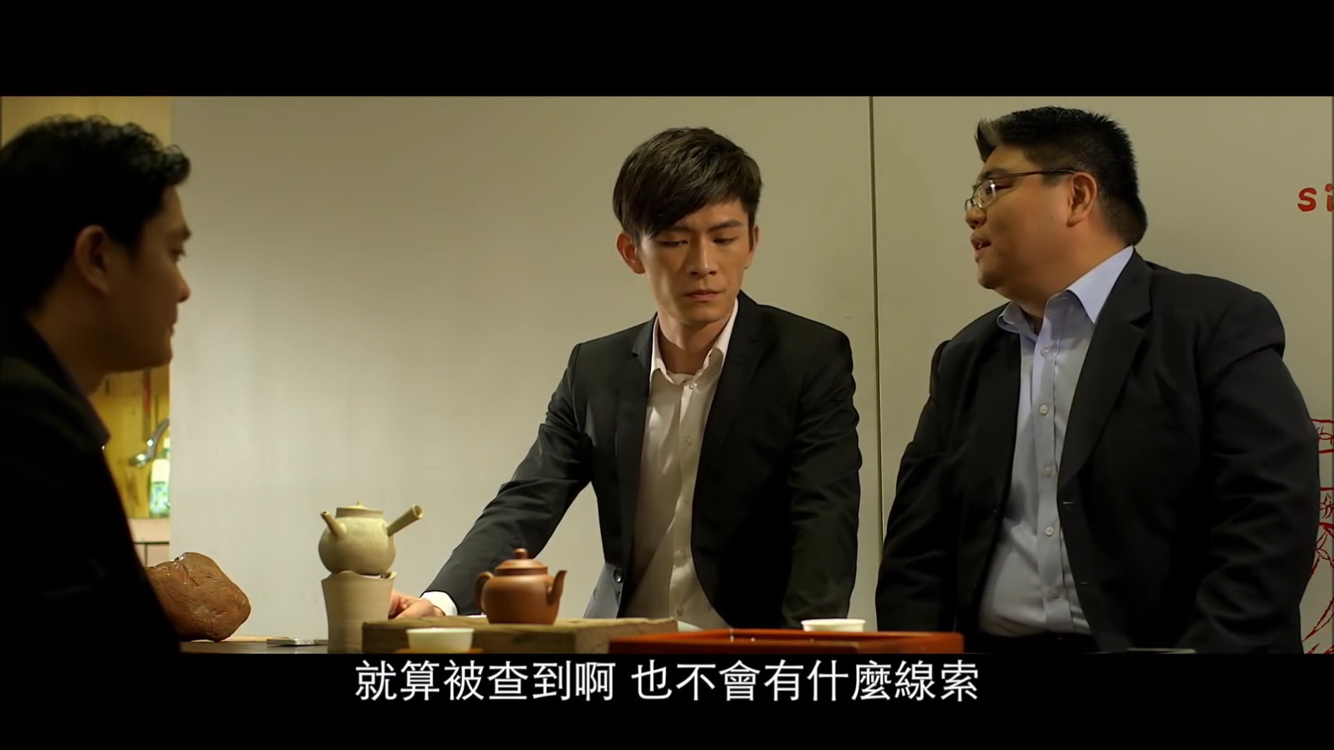 飾演議員助理的男演員(右一)神似連勝文。(翻攝自預告)