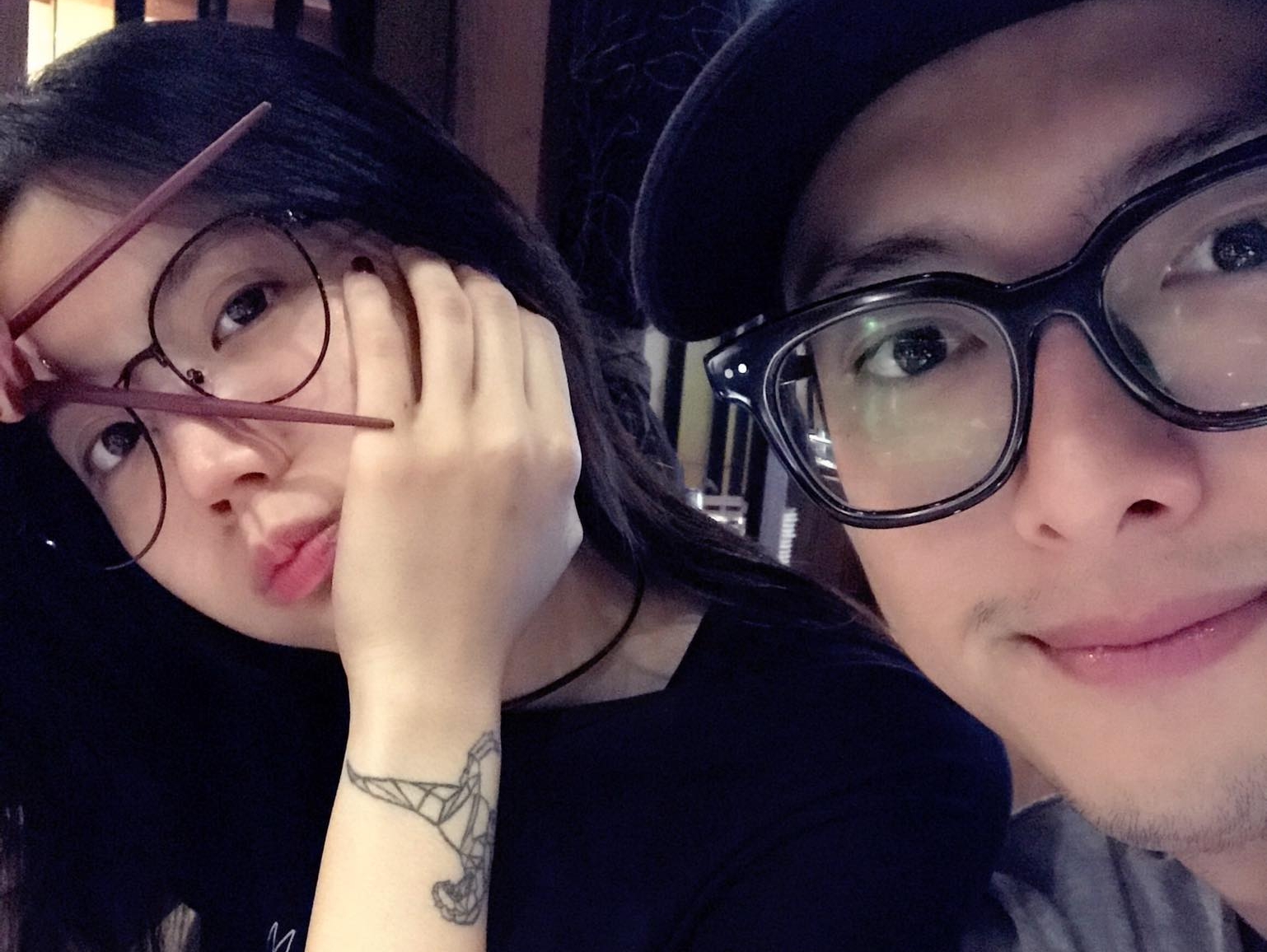 陳艾琳在臉書公開與「好友」ALEX合照，並為外界為他貼上「小王」封號打抱不平。（翻攝自陳艾琳臉書）