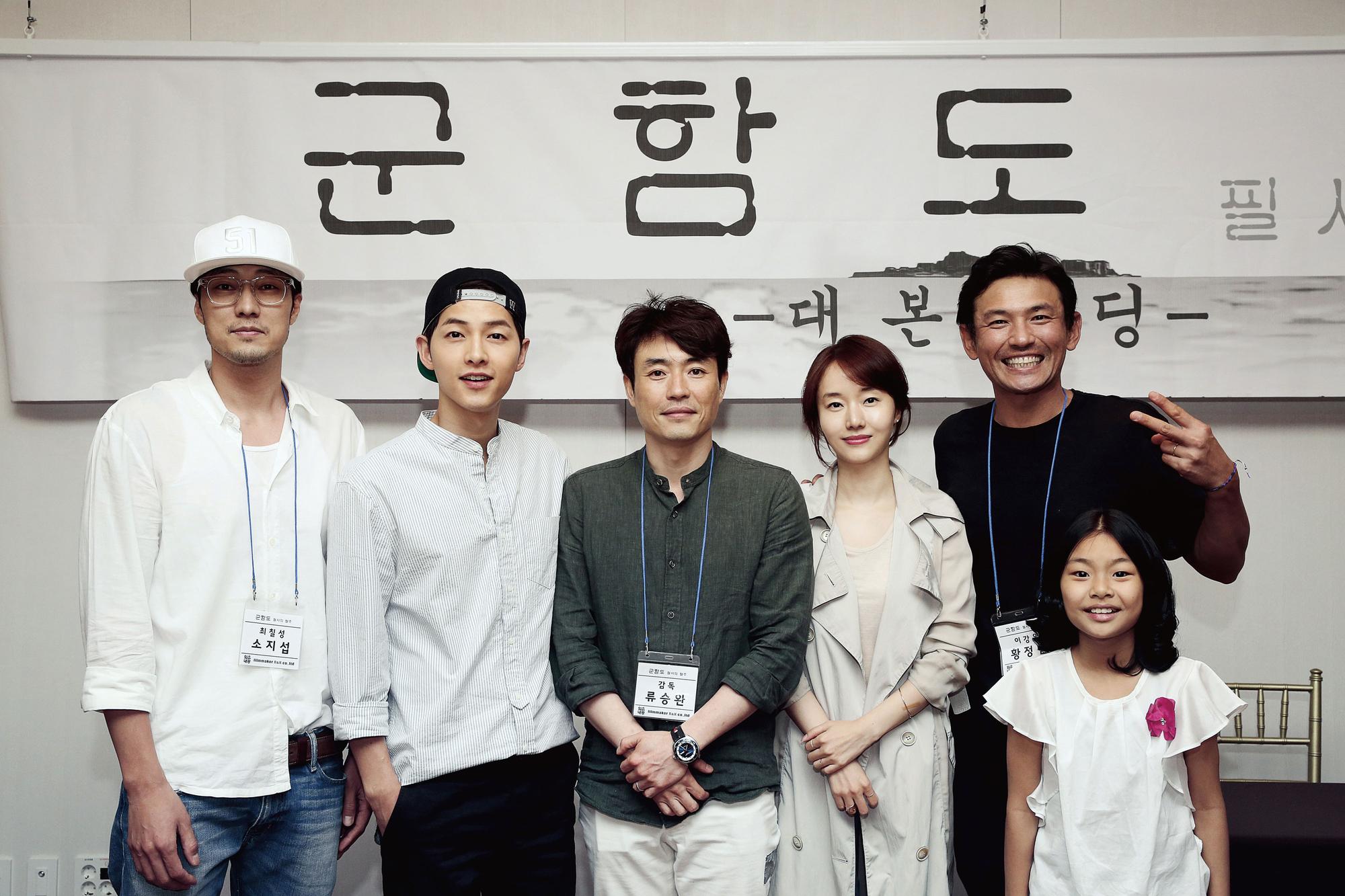 主要演員蘇志燮（左起）、宋仲基、導演柳承完、李貞賢、黃晸玟、童星金秀安，今日在CGV臉書上公開接拍《軍艦島》的原因。