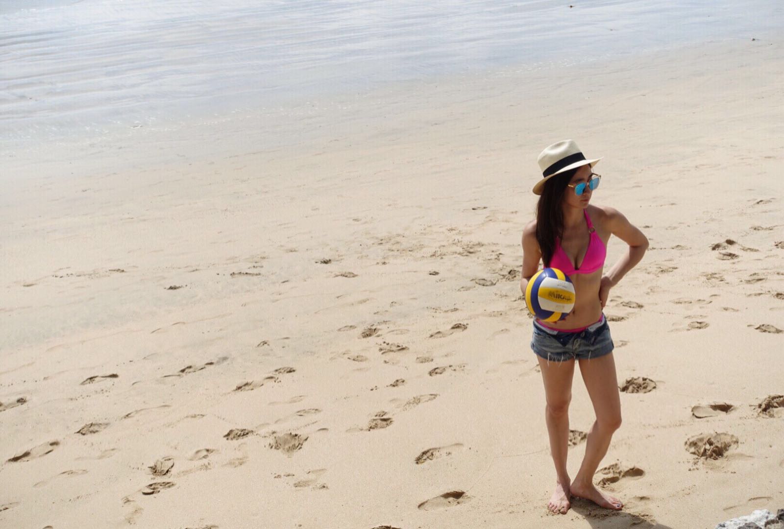 李晶晶展現混搭功力，上身的金屬環美胸比基尼上半身，NT$3,390。（品牌提供）