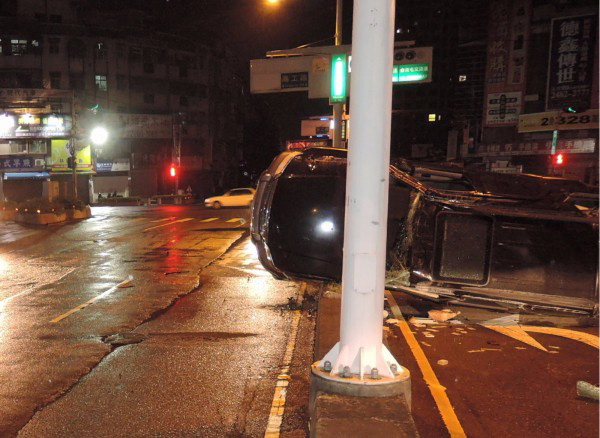 詹姓男子酒駕，轉彎時撞上安全島翻覆。