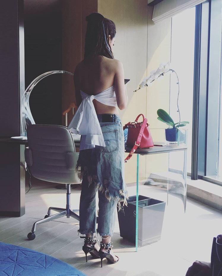 蔡依林展露美背時，在身旁的正是Peekaboo。