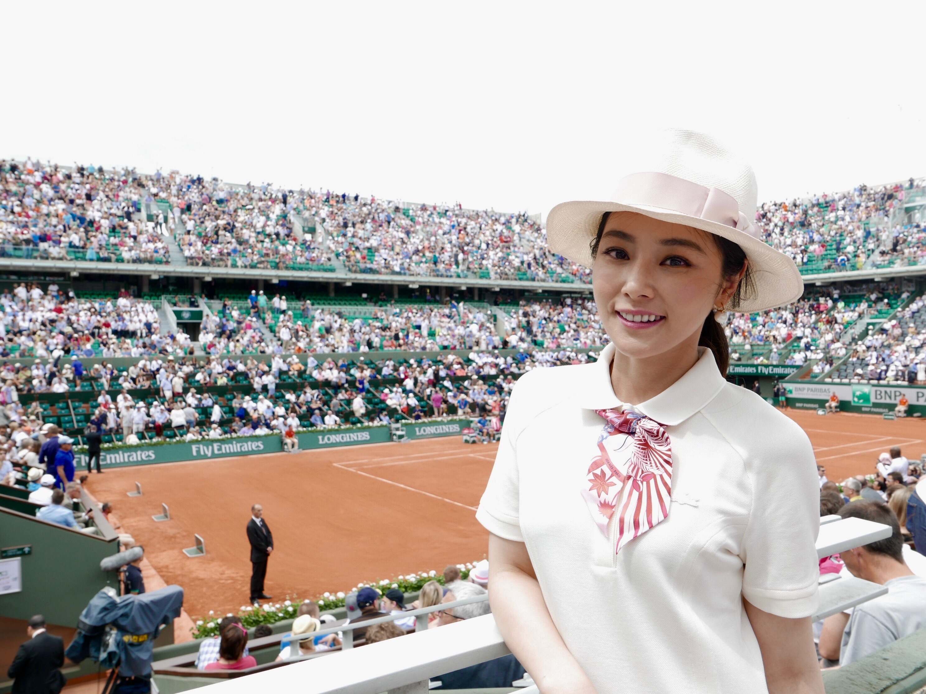 陳怡蓉以一身LACOSTE LIGNES DE COURT完美曲線系列的白色小短裙亮麗現身。