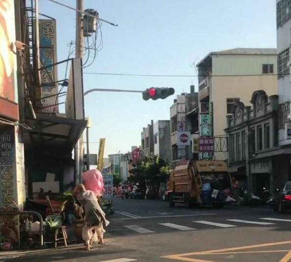 未做分類兩度被拒收,比丘尼拿起垃圾在發飆。