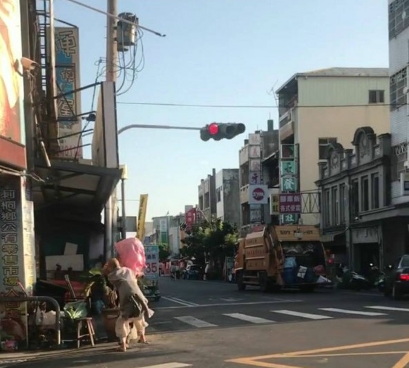未做分類兩度被拒收，比丘尼拿起垃圾在發飆。