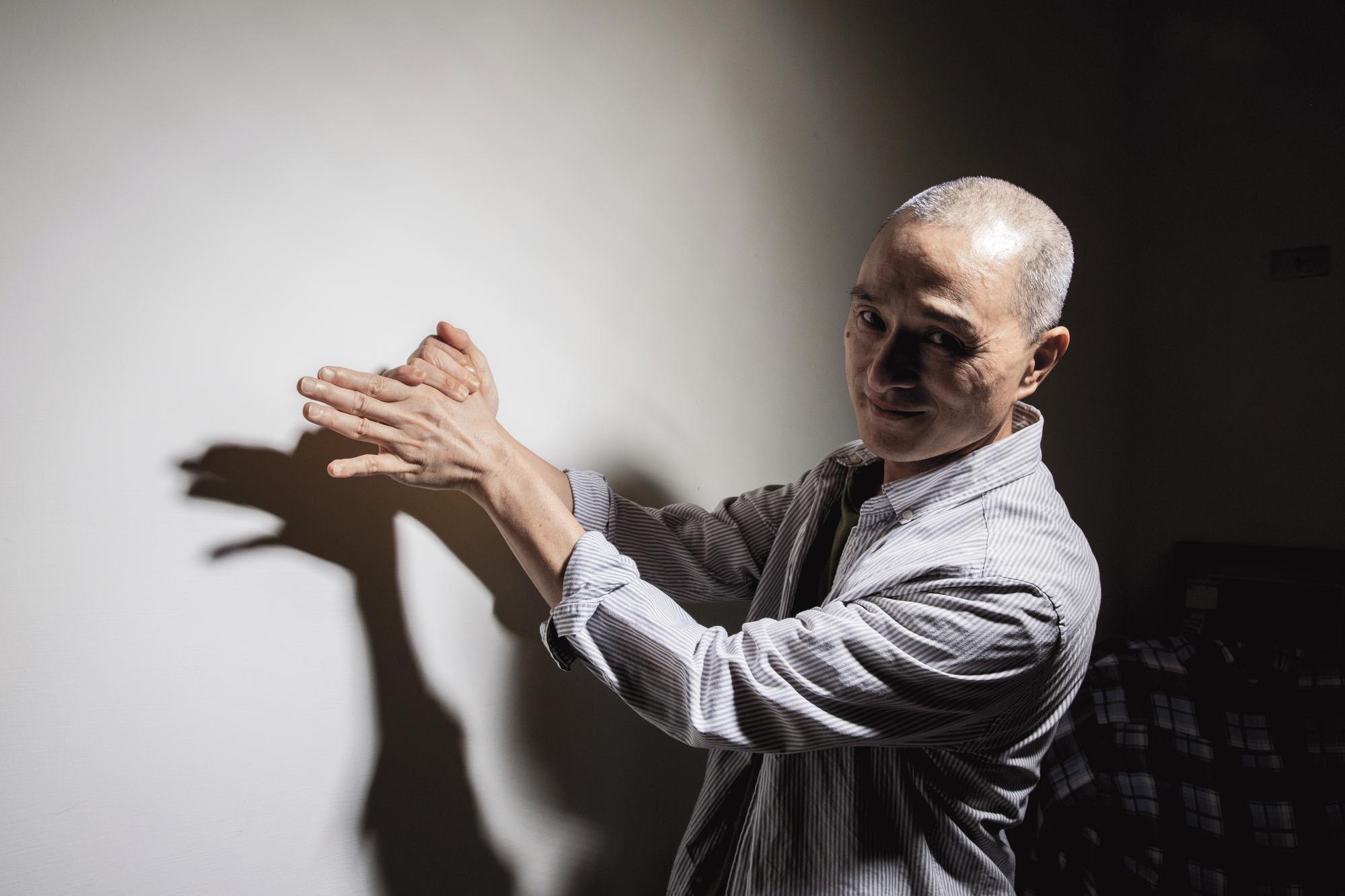 朱增宏雖已還俗，但生活型態改變不大，照常吃素，不談感情。但他又不像出家人嚴肅難接近，請他做動物手影，尷尬地哈哈笑後，還是照做了。