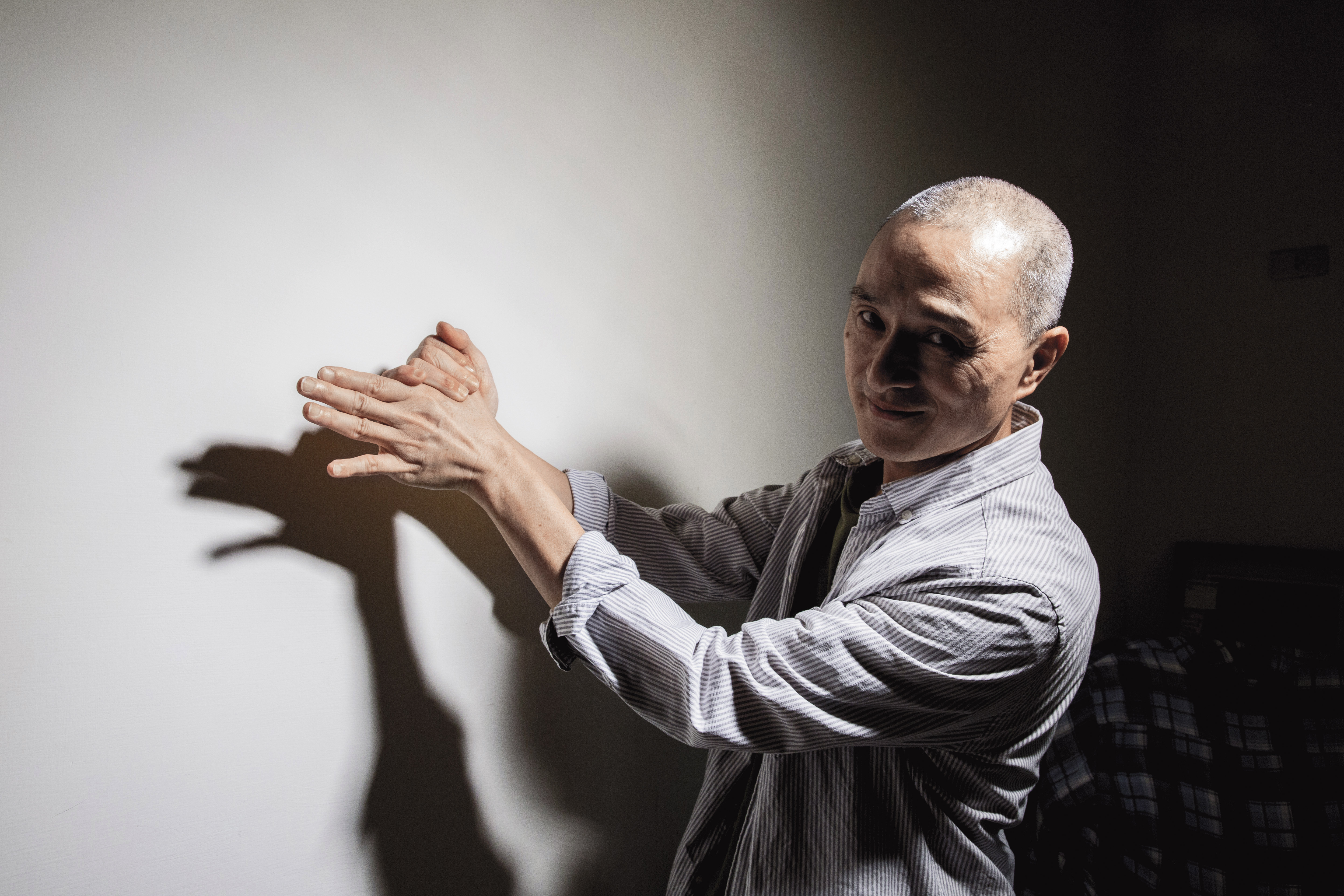 朱增宏雖已還俗，但生活型態改變不大，照常吃素，不談感情。但他又不像出家人嚴肅難接近，請他做動物手影，尷尬地哈哈笑後，還是照做了。