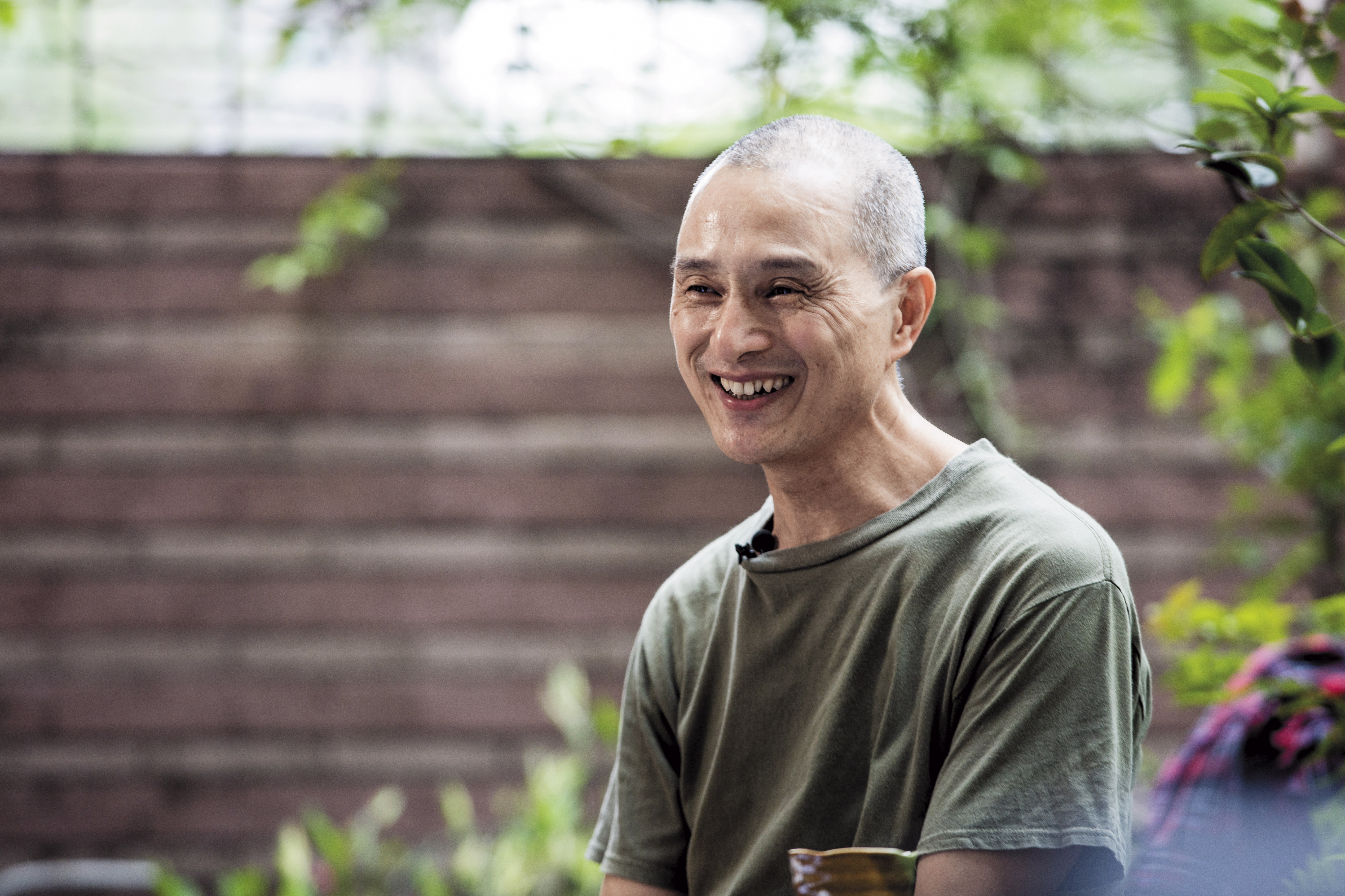 我們在動社辦公室外的花園做訪問，朱增宏始終保持微笑，但訪綱上做滿筆記，和拜訪牧場時一樣，都是有備而來。