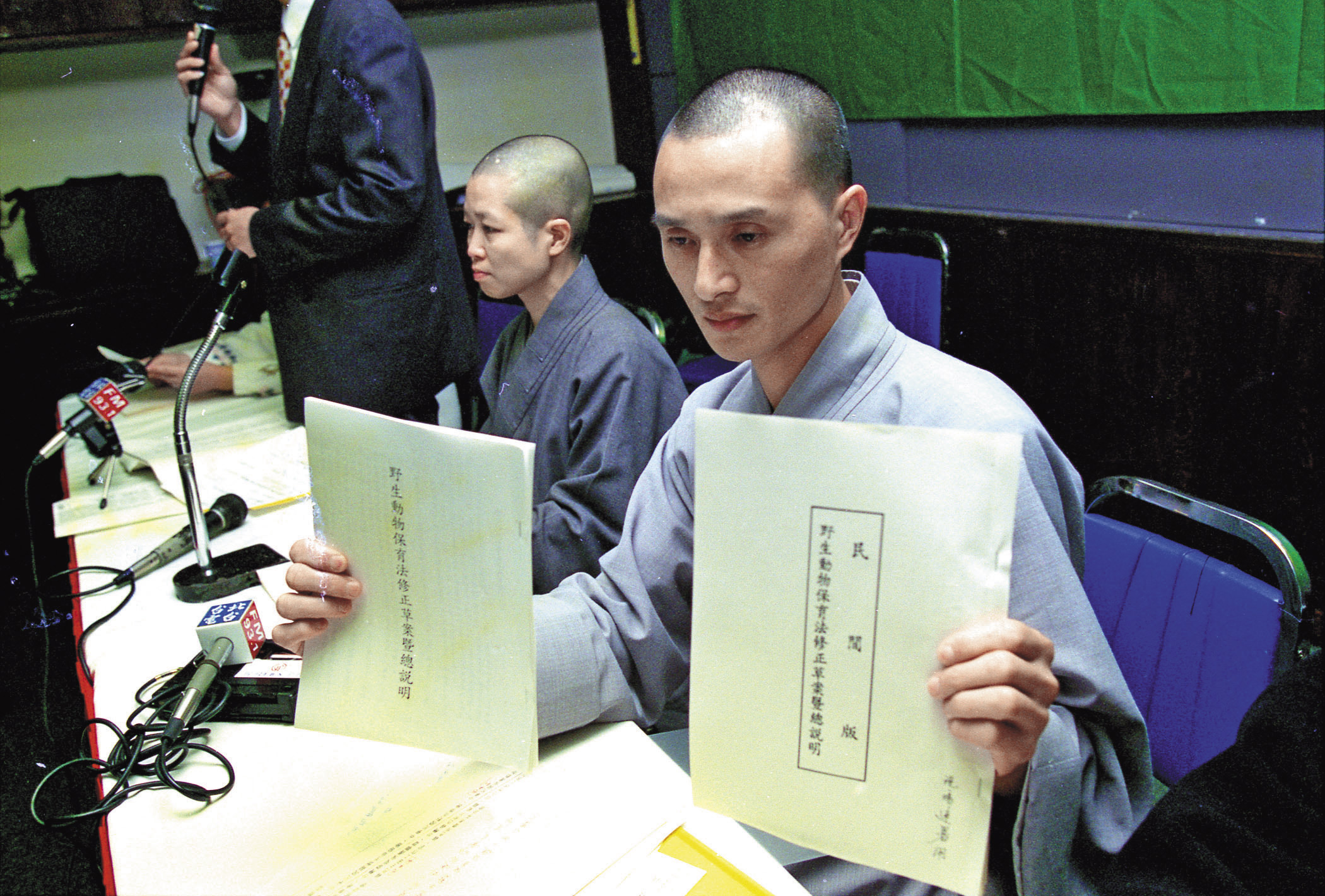 朱增宏（右）出家成為「釋悟泓」期間，釋昭慧（左）領他進「關懷生命協會」，意外成為他參與動保和社運的啟蒙，反而更入世了。（中央社）