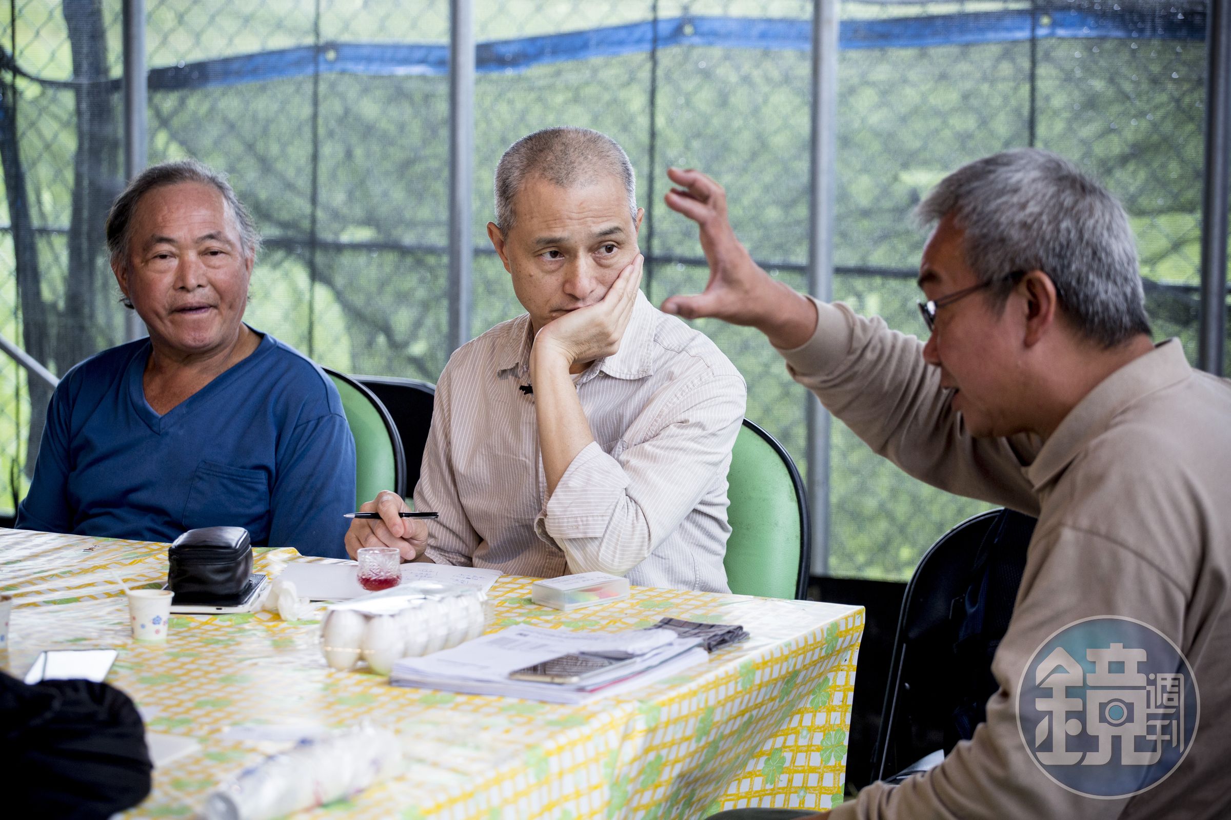 聽廠商講經營友善農場的難度和堅持，應該要很感動的，但朱增宏（中）不被情緒左右，專心聆聽可能的錯誤，隨時做筆記。