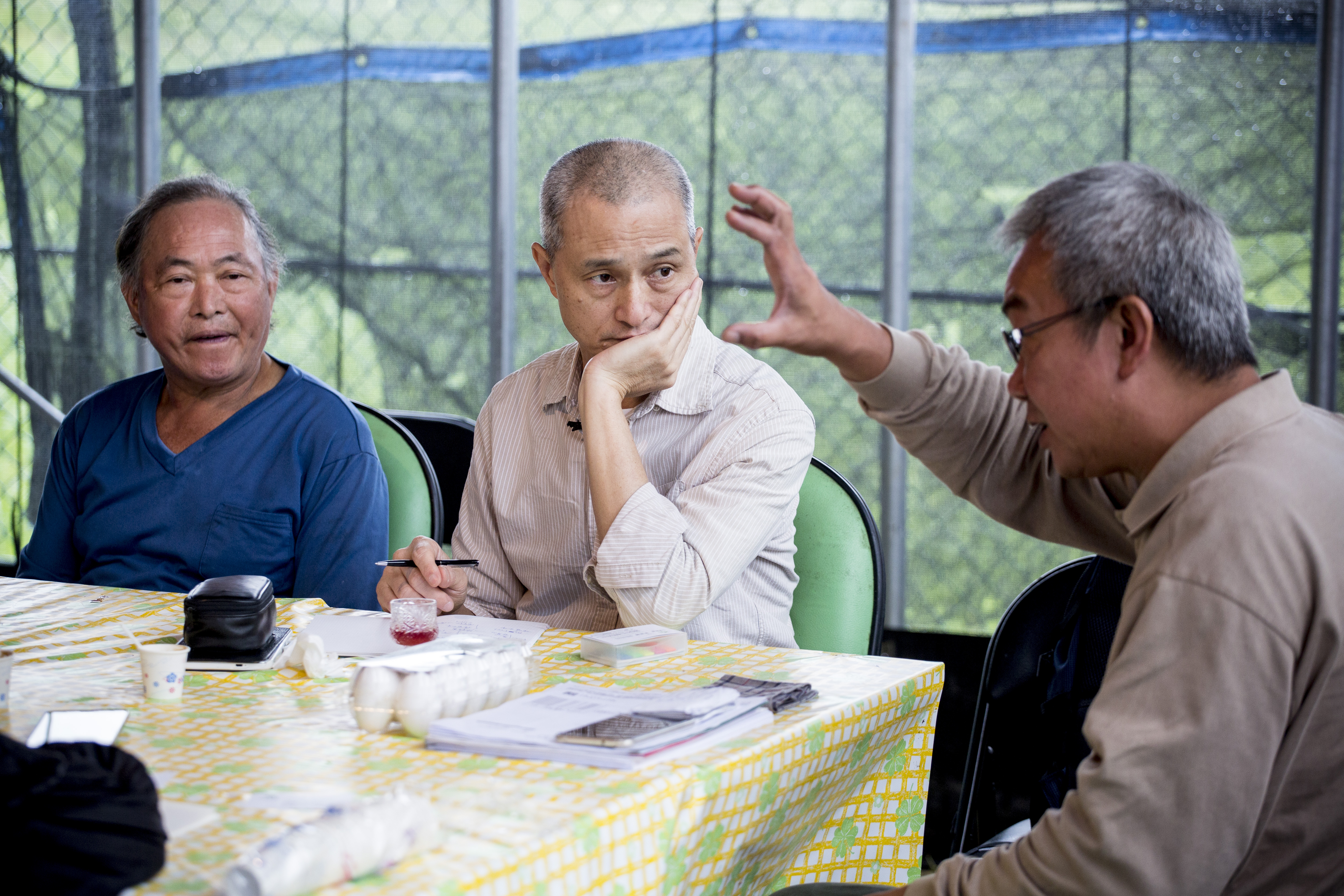 聽廠商講經營友善農場的難度和堅持，應該要很感動的，但朱增宏（中）不被情緒左右，專心聆聽可能的錯誤，隨時做筆記。