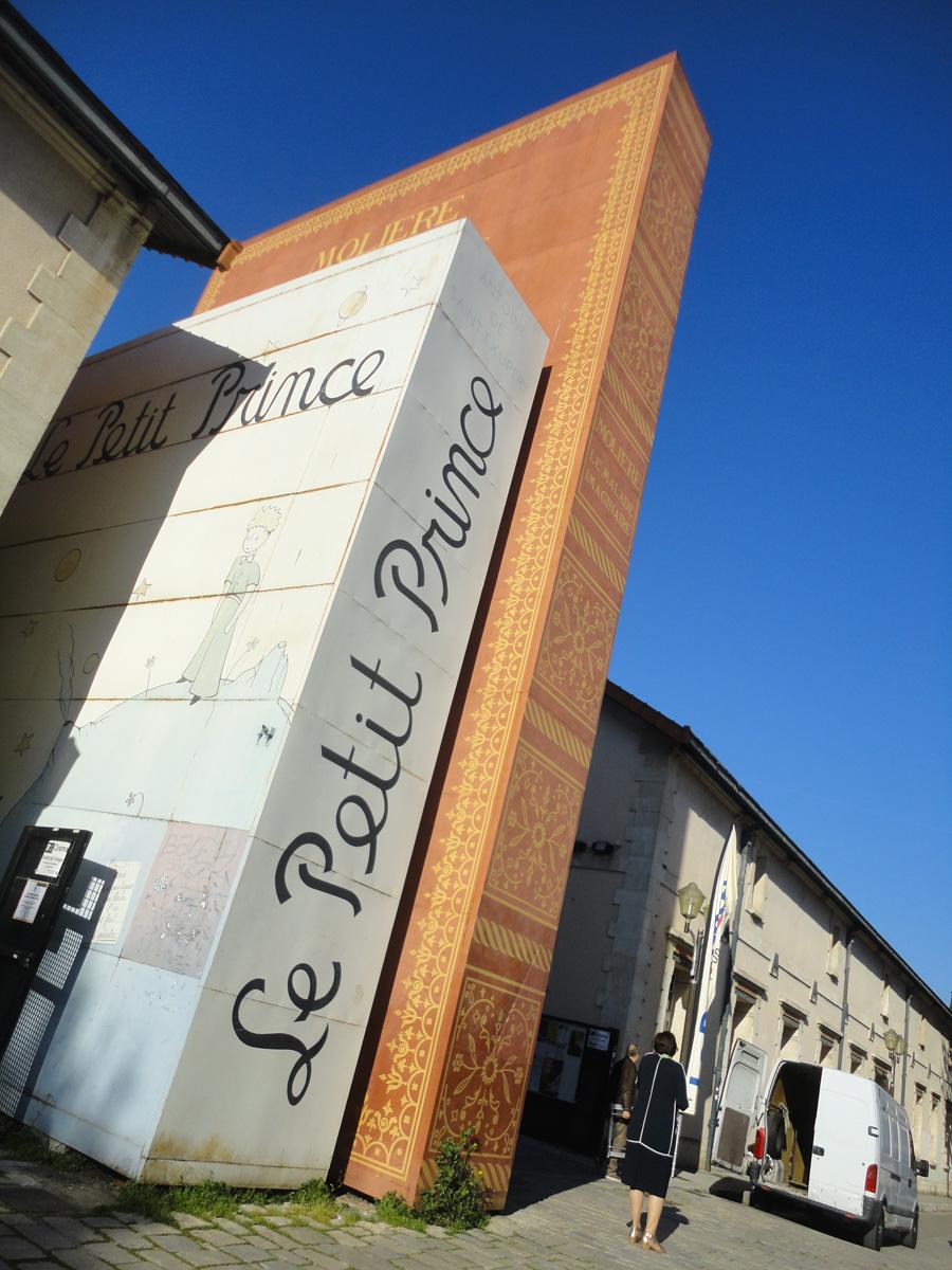 位於印象派畫家塞尚故鄉的艾克斯城圖書園區（la Cité du livre），門口放著小王子、異鄉人等法文名著雕塑；這裡也是小王子與異鄉人等法文名著雕塑在門口並列，十多年來，這裡也是艾克斯漫畫節會場所在。