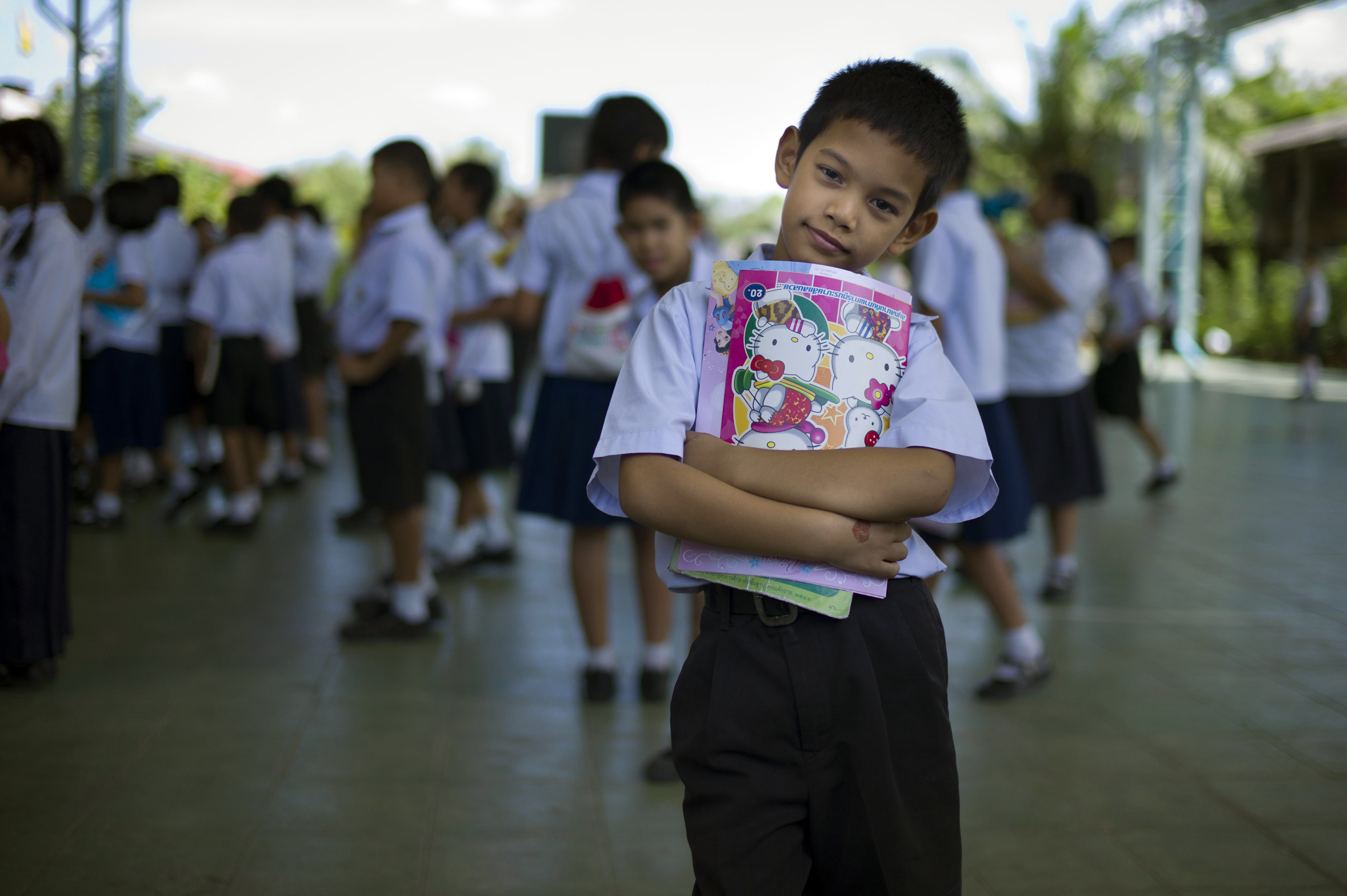 這名6歲的泰國小男孩從小就顯露強烈的女性氣質，他的媽媽不以為意：「讓他隨心所欲，過他自己想過的人生。」