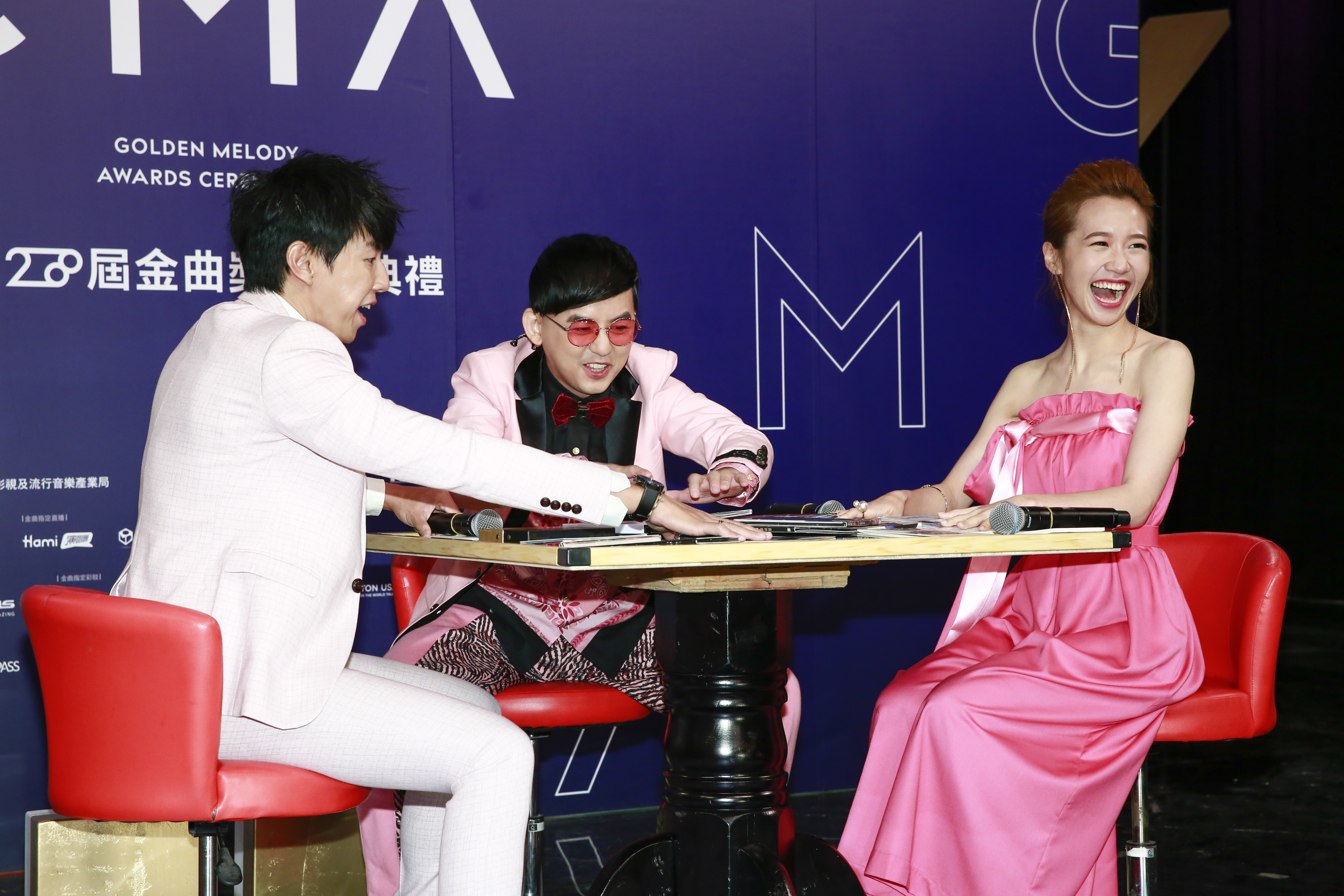 黃子佼（中）、Dennis（左）、Lulu（黃路梓茵）出息出席第28屆金曲獎頒獎典禮星光大道主持人記者會。