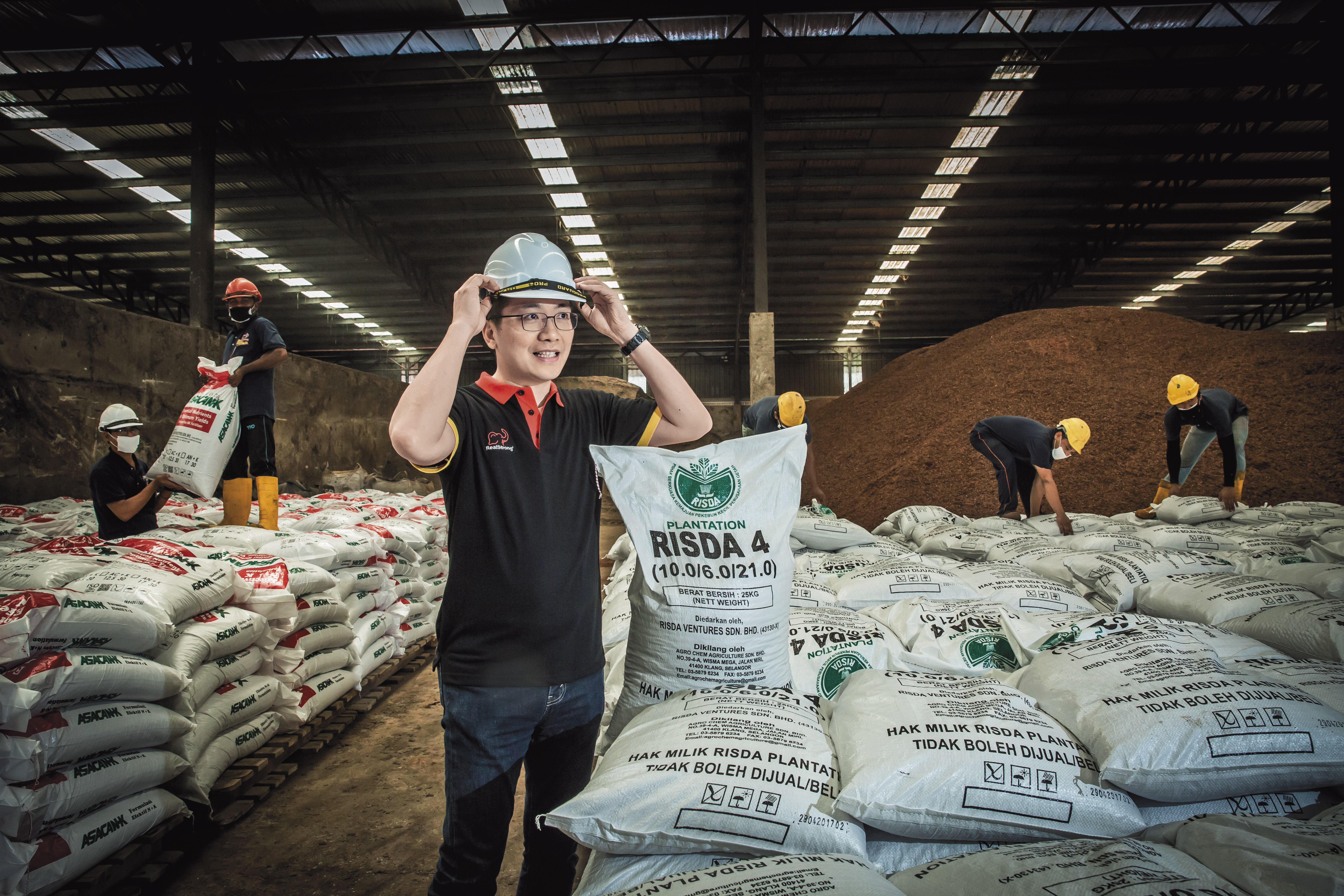 今年43歲的彭士豪，是全宇生技董事長，他在異鄉馬來西亞打拚20多年，成為生物複合肥料的龍頭廠商，年營收逾20億元。