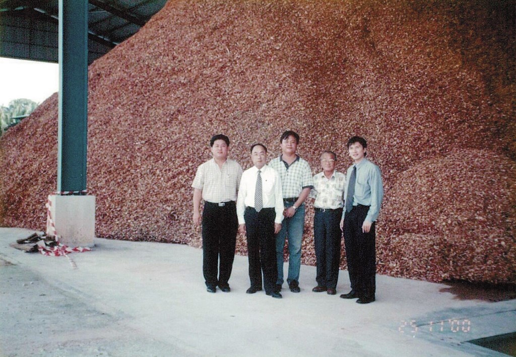 退伍後彭士豪（右1）赴馬來西亞，在父親彭聖青（左2）的木材廠上班。（彭士豪提供）
