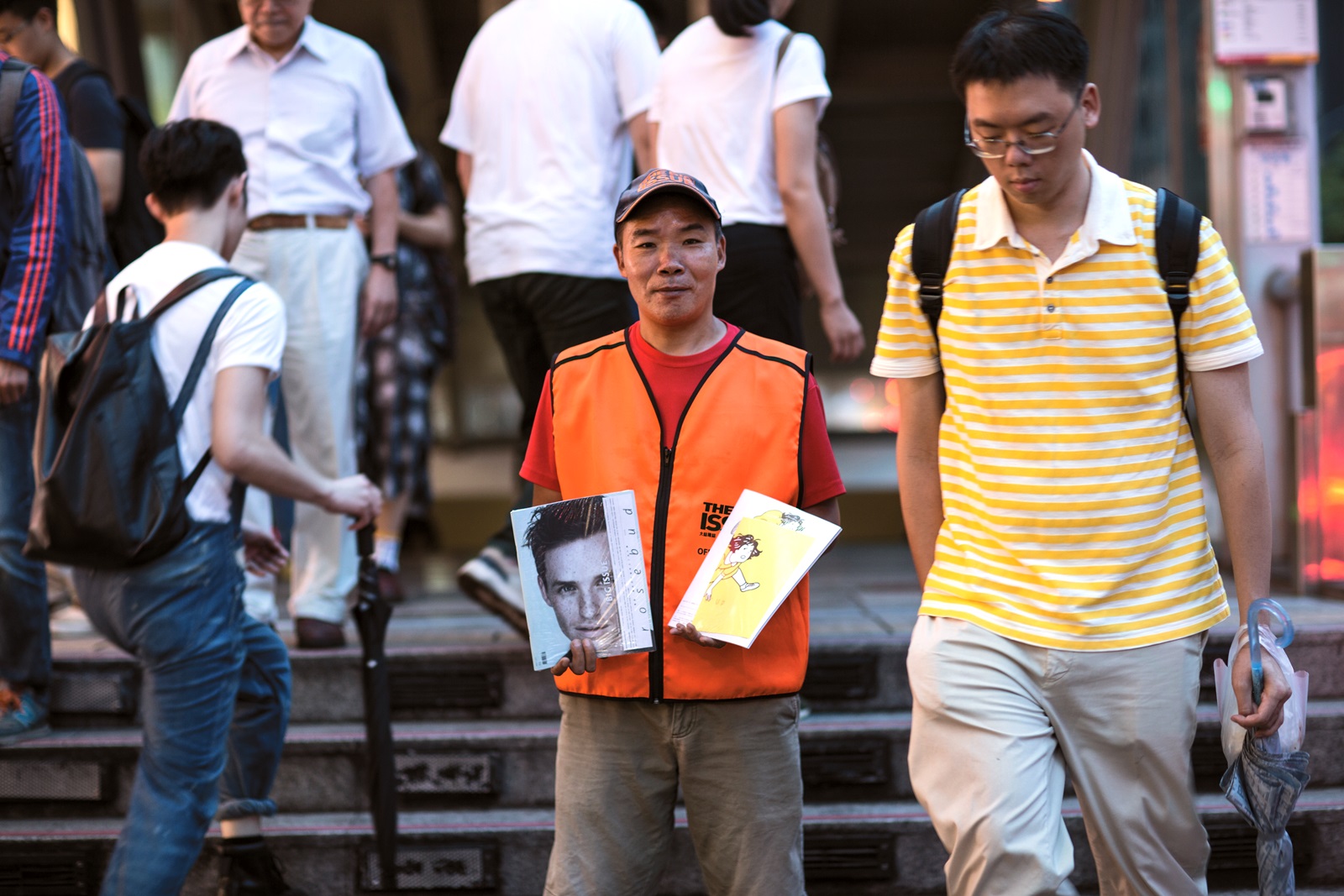 李隆柱（中）靠著販售《大誌雜誌》，終於脫離街友生活。