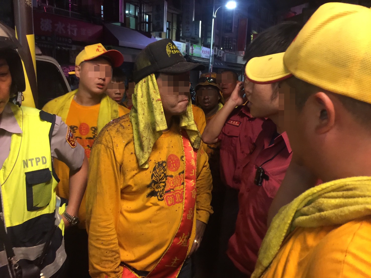 民眾帶著違法炮竹參加遶境被消防局人員查獲。