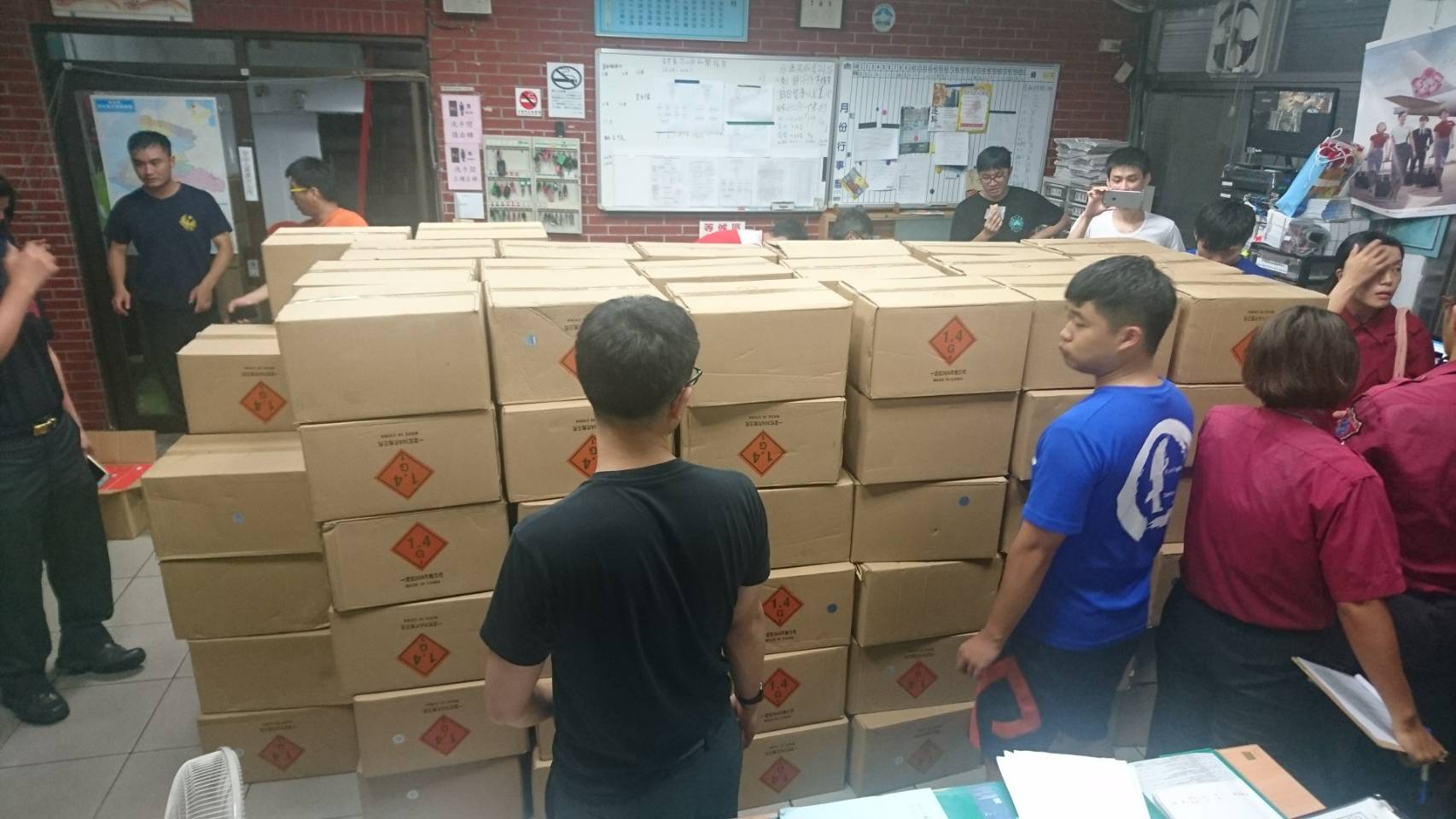 近1噸重的爆竹竟以貨車存放運輸，一旦引爆，恐讓2層樓的建物夷為平地。