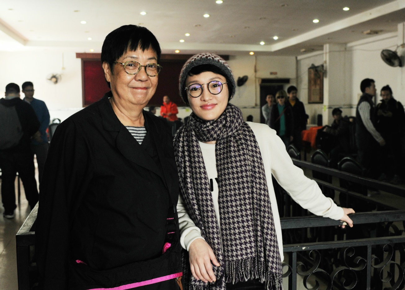 導演許鞍華(左)與 《明月幾時有》演員周迅。