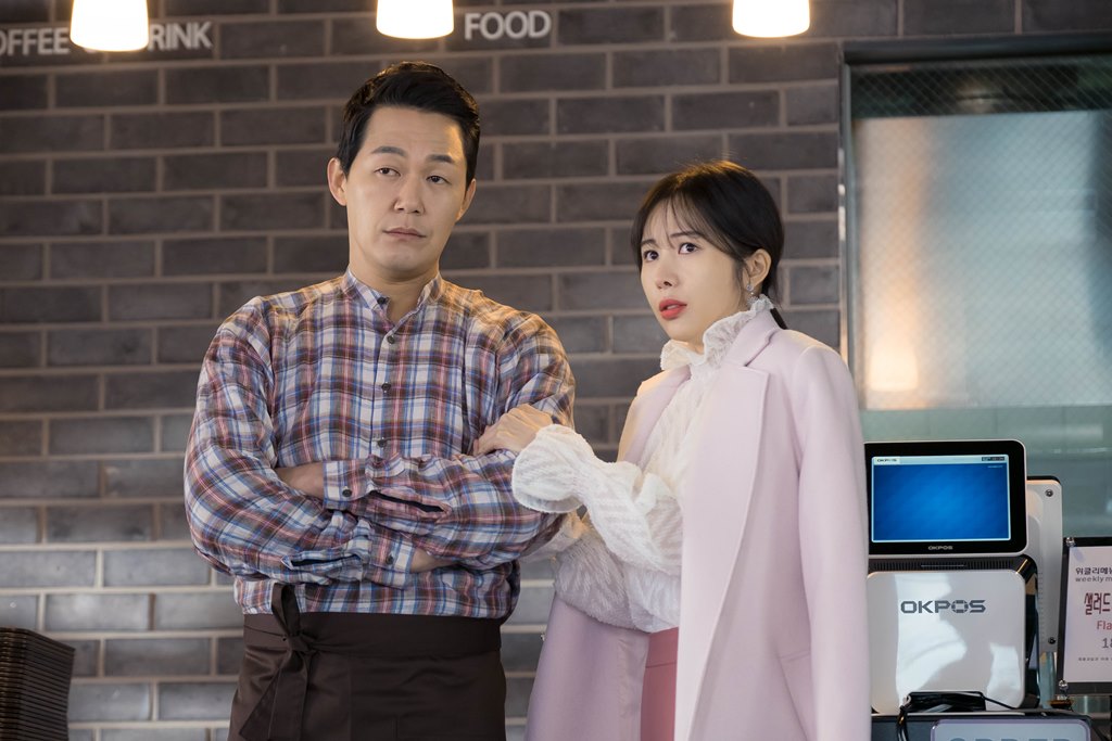 飾演｢呂雲光」的朴誠雄（左），以自己的方式演繹獨特又喜感十足的韓流巨星。