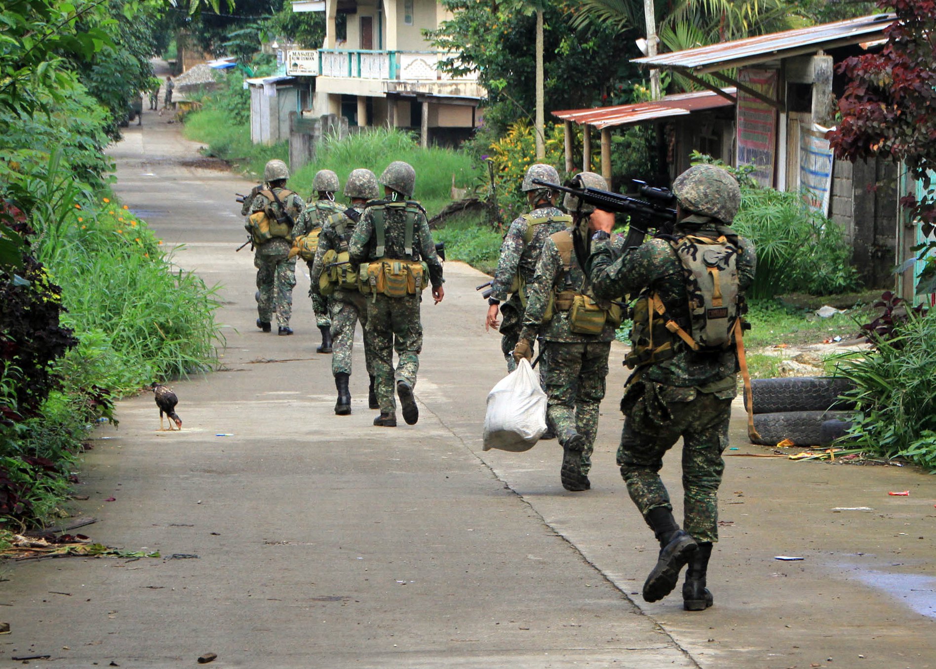 菲律賓部隊30日往馬拉威市陣地進軍。官方表示，已快奪回當地。