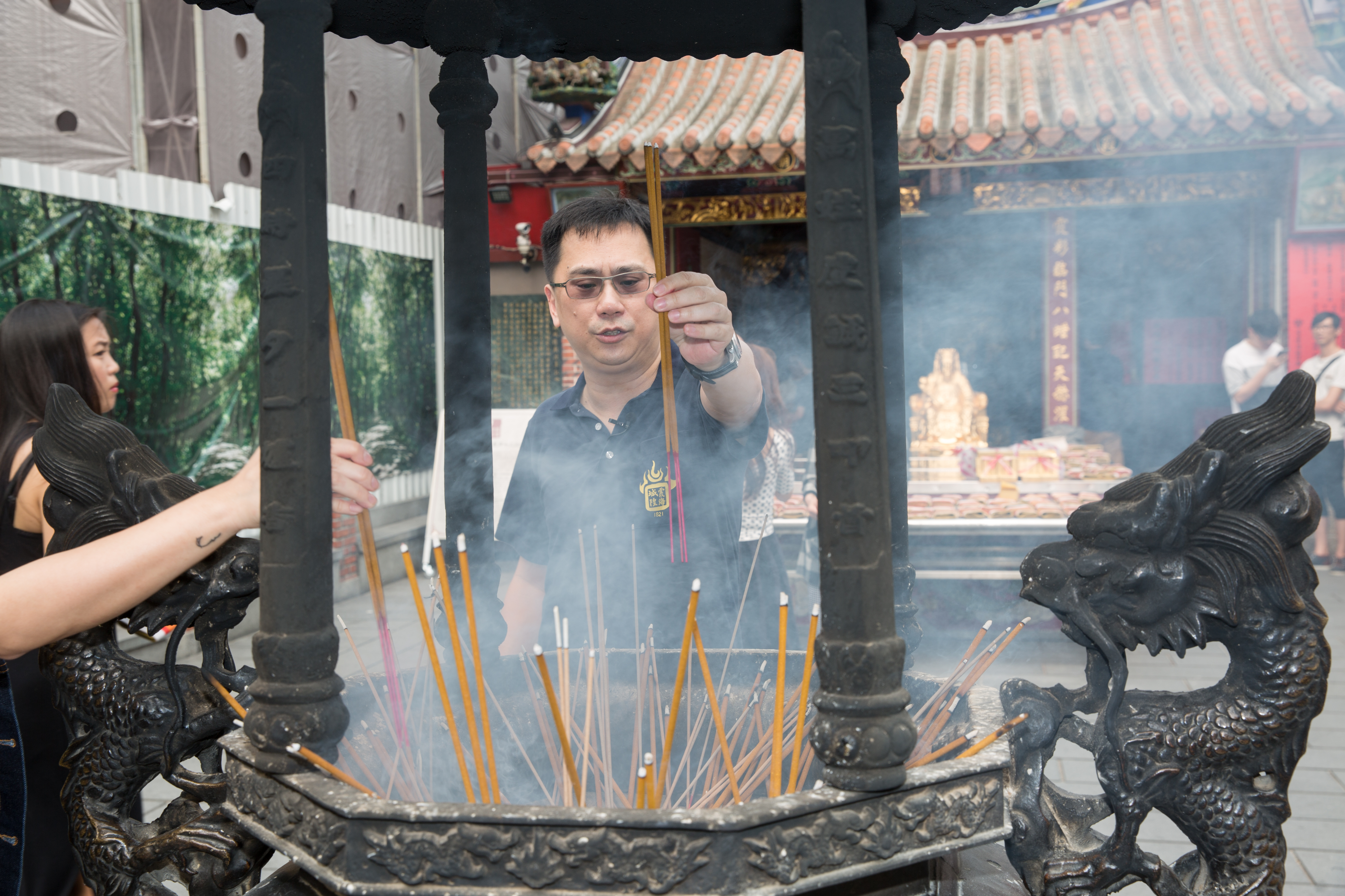 因祖先渡海來台時請城隍爺壓船坐鎮，陳延昶（中）是台北霞海城隍廟的第七代子孫。