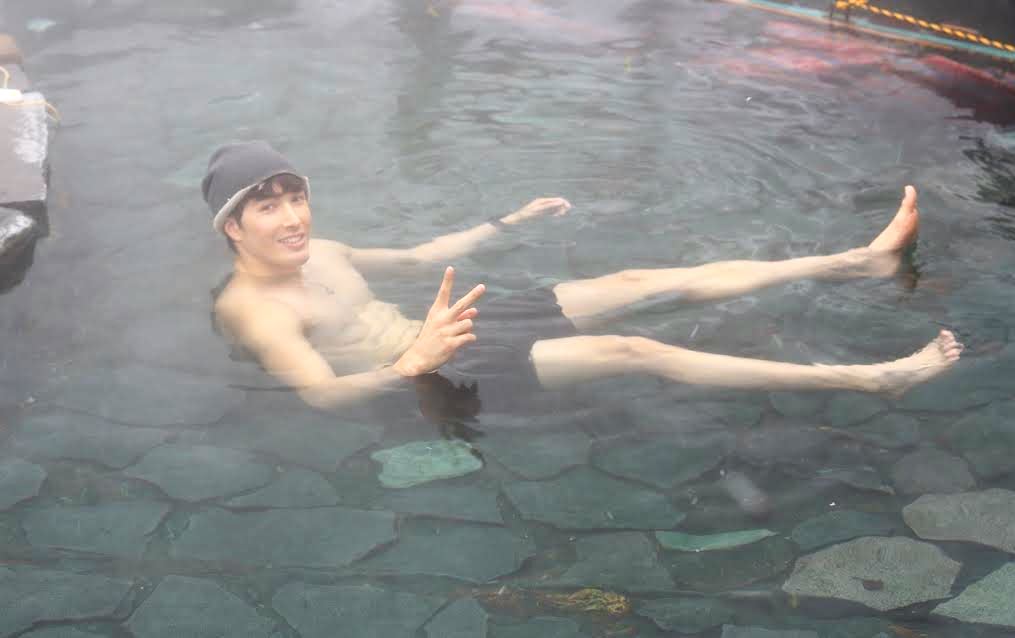 錦榮泡湯露出開心笑容。