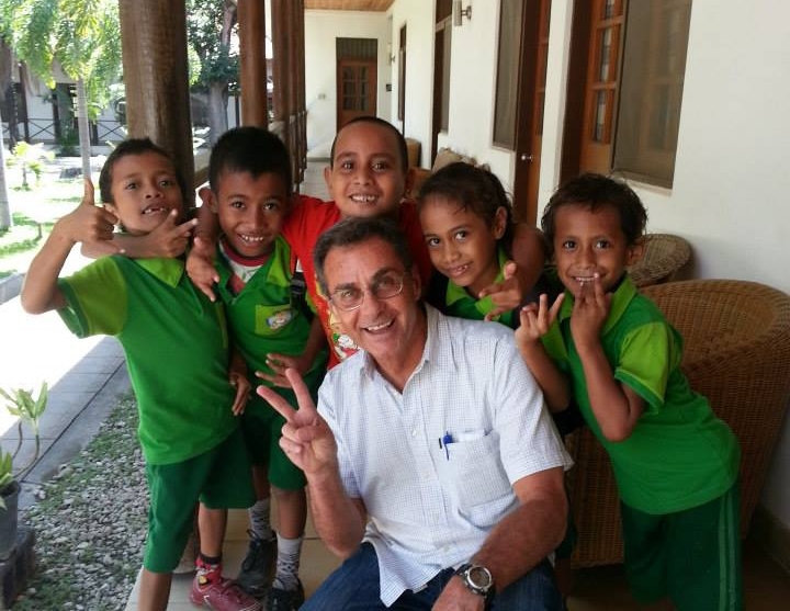 丁松筠個性純真、明朗、愛人如己，不論到什麼地方，總是很容易與當地人打成一片。（翻攝自丁松筠臉書）