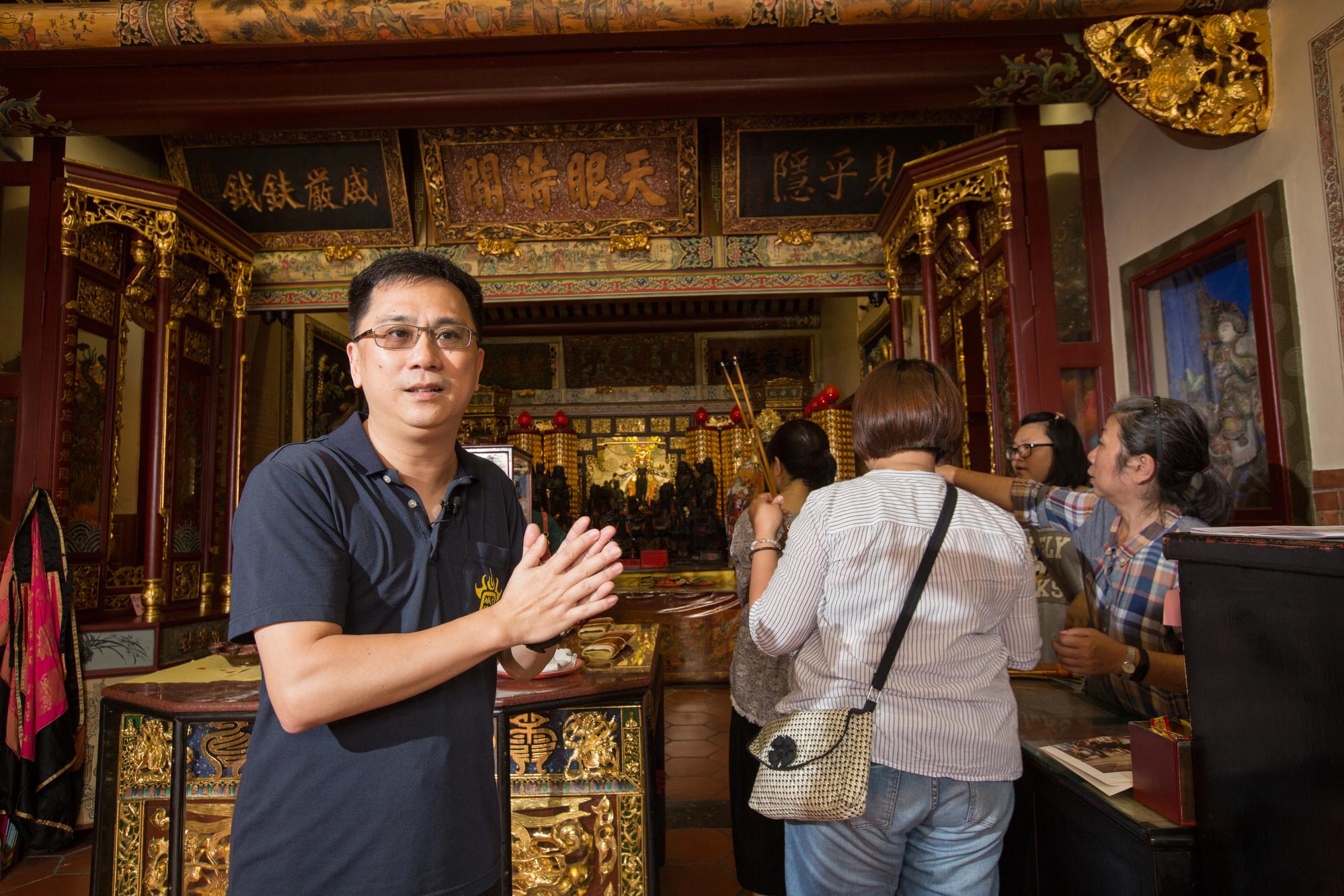 陳延昶(左1)認為,城隍廟是台灣很常見的信仰,祈求的就是「趨吉避凶」4個字。