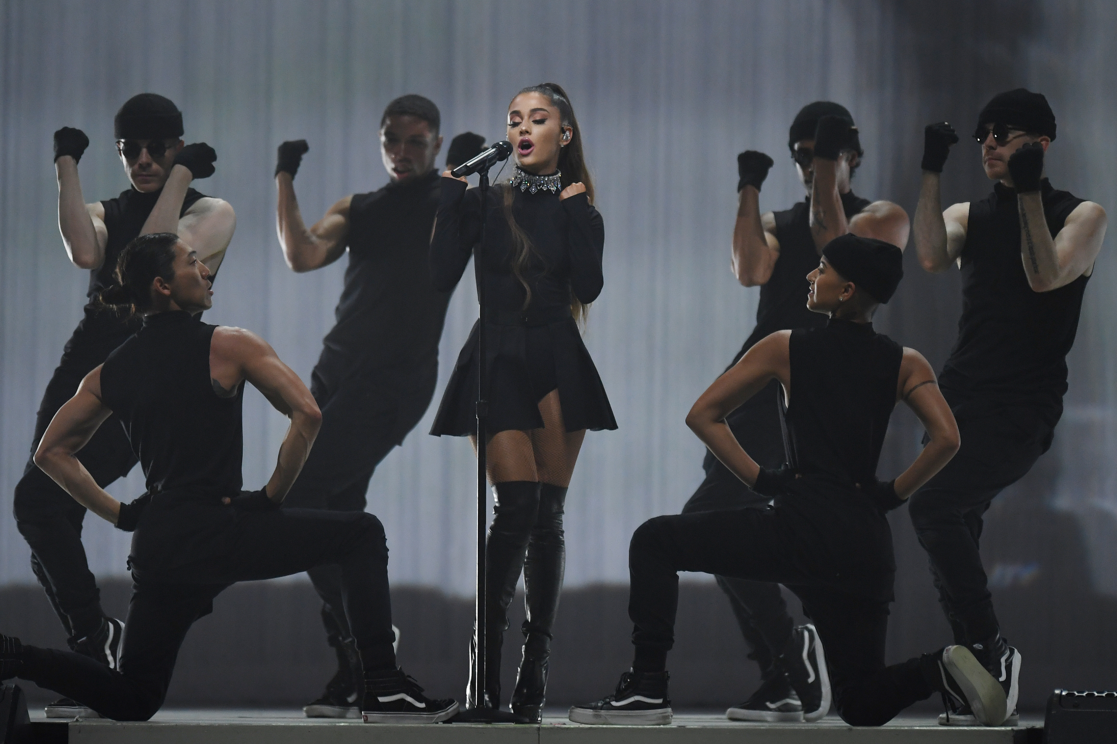 小天后亞莉安娜人氣極高，被恐怖分子看中，在她演唱會製造恐怖攻擊，讓她自責不已。