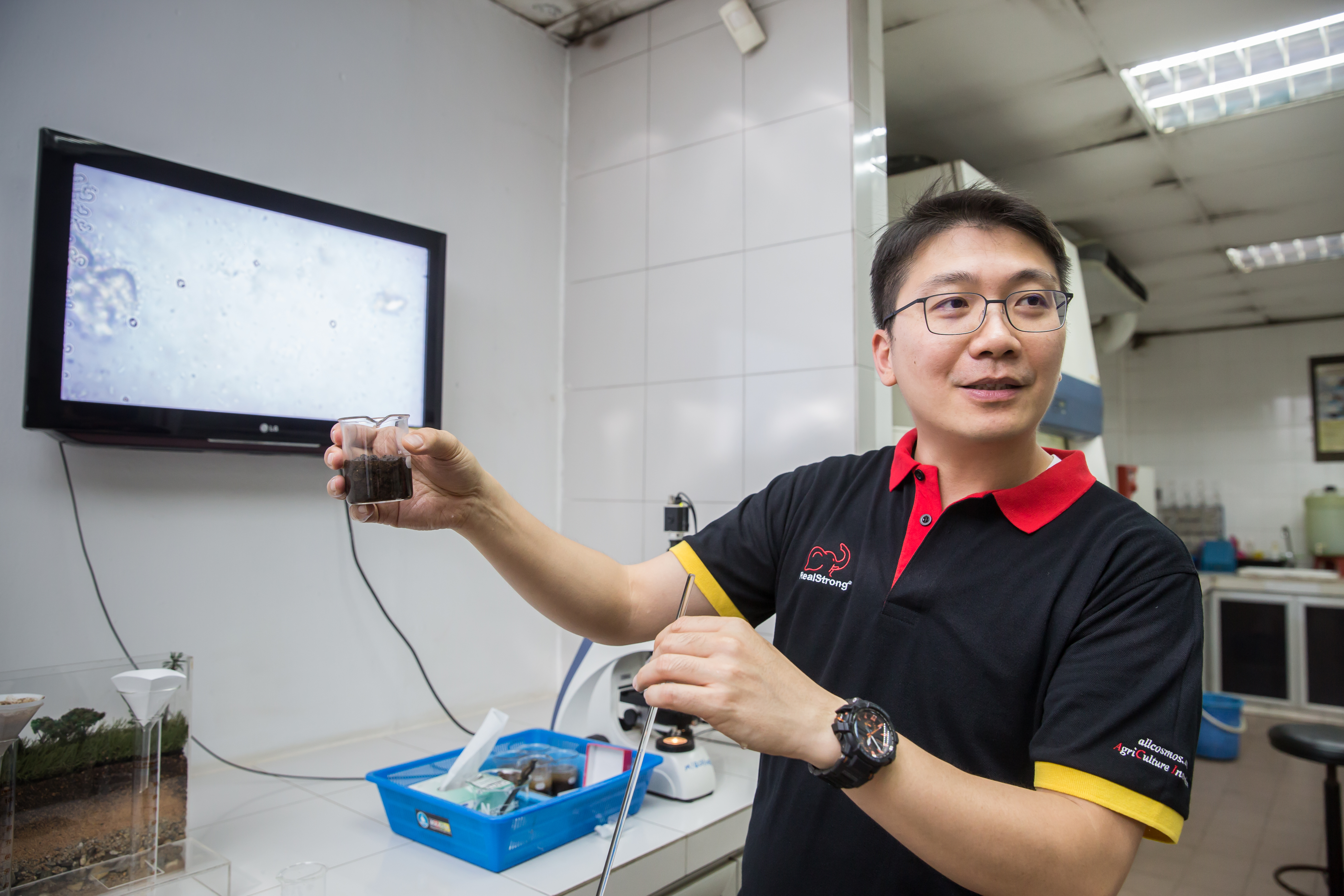 全宇生技董事長彭士豪，他在異鄉馬來亞打拚20多年，成為生物複合肥料的龍頭廠商，年營收逾20億元。