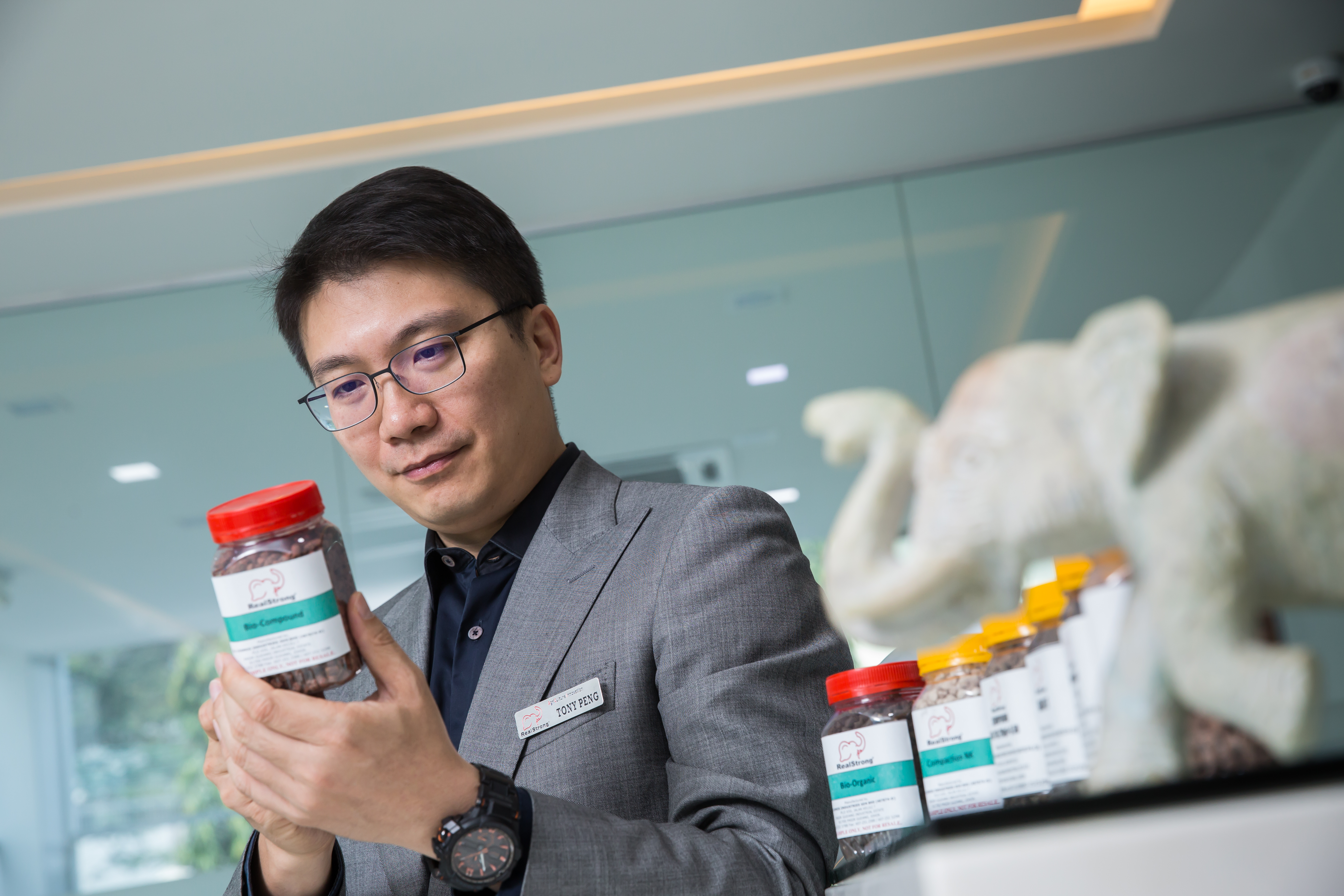 彭士豪的微生物複合肥可讓作物產量比一般化學複合肥料多1到1.2倍，是馬來西亞「生物複合肥料」的龍頭廠商，在該領域中市占近8成。