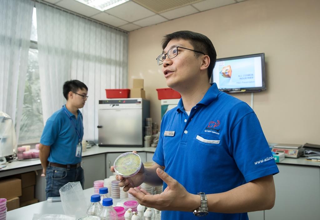 全宇強項是菌抗菌、病毒抗菌方式來增加種植效益，彭士豪手中的綠菌體為木黴菌，可幫助植物吸收養分，抗病害。