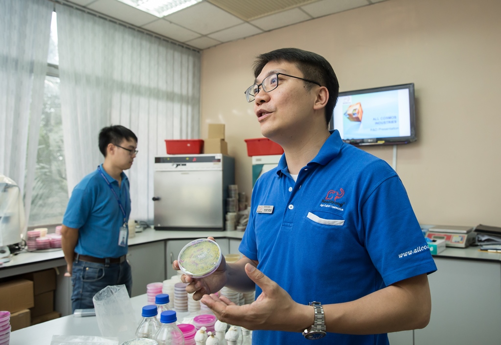 全宇強項是菌抗菌、病毒抗菌方式來增加種植效益，彭士豪手中的綠菌體為木黴菌，可幫助植物吸收養分，抗病害。