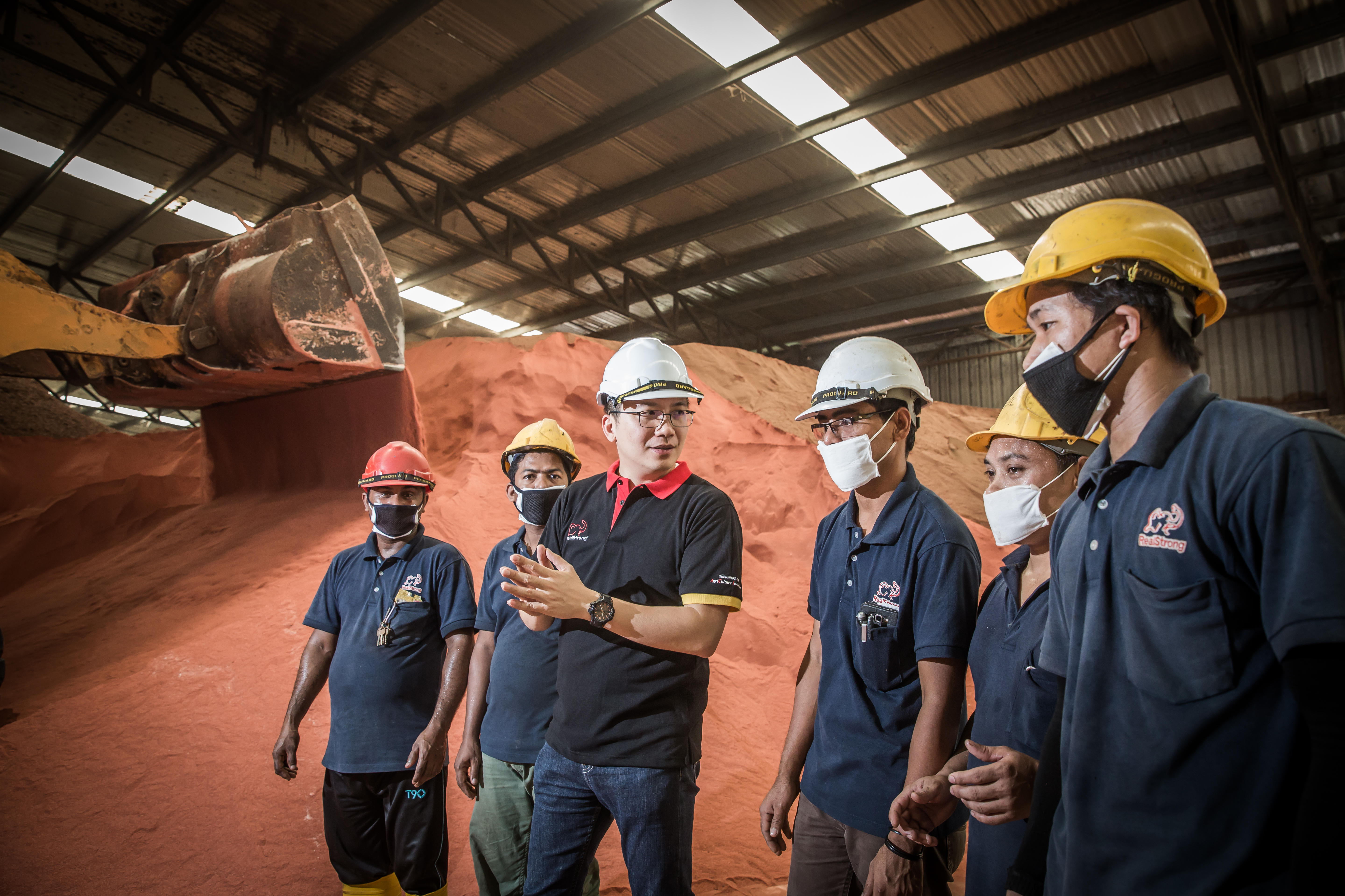 彭士豪（左三）因協助馬來西亞農業升級，2009年受封為「拿督」，是當時台灣人到馬來西亞受封中，最年輕的一位。