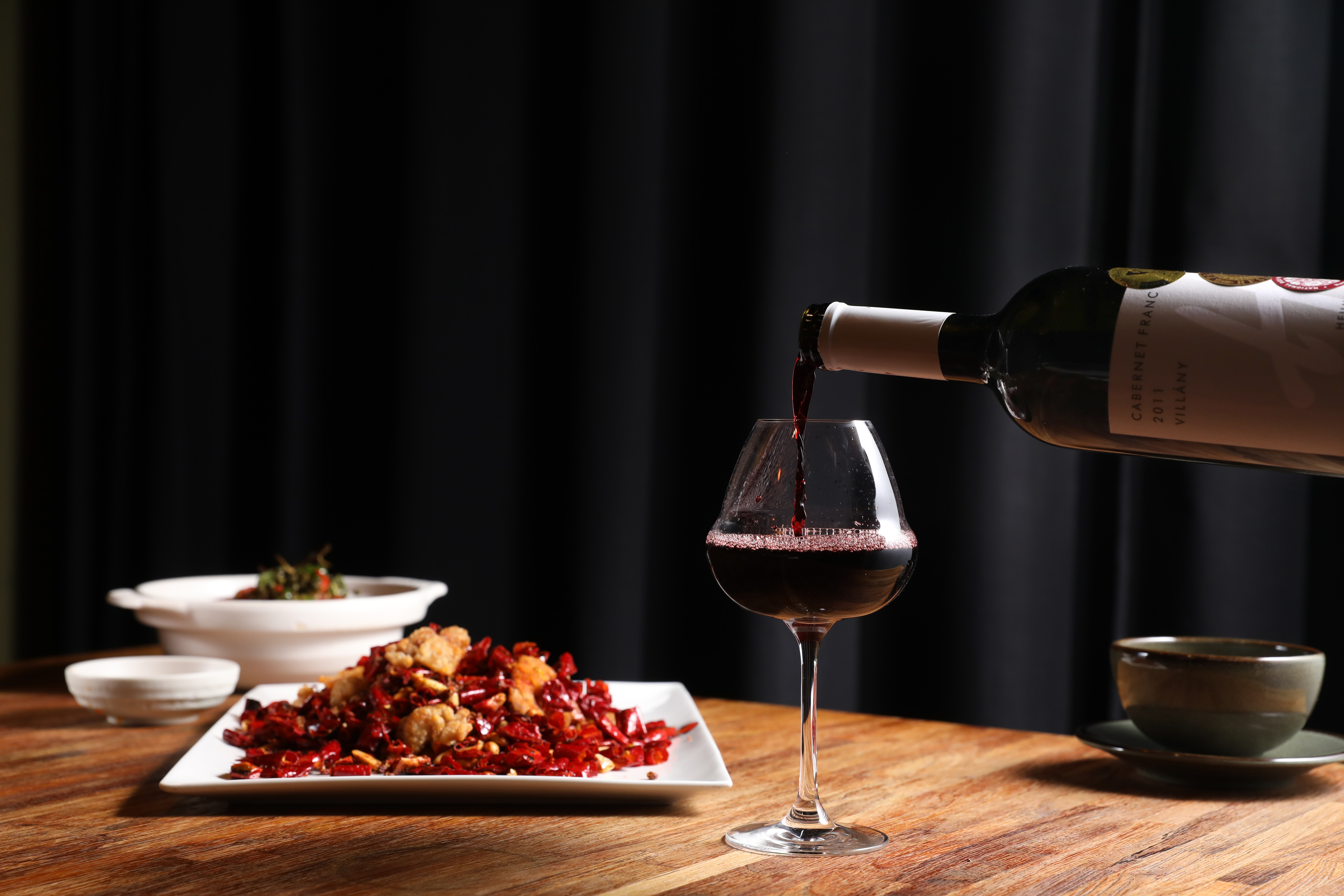 匈牙利釀葡萄酒的酒歷史悠久，精品酒莊遍布各區，產製的紅白酒底蘊豐厚，即使面對風味複雜、辛香料超多的川菜也毫無懼色，同飲同食，還可彼此提升風味。