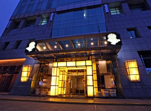 新店知名飯店「豪鼎」驚傳多人食物中毒,遭新北市府勒令停止供餐。