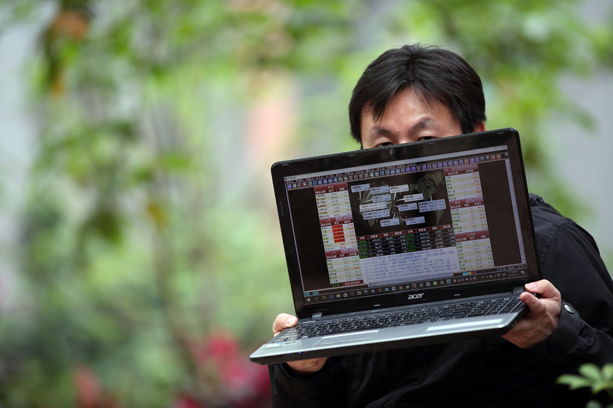 麥克連行事低調，拍照也不願露臉，他慘賠近億元後，習得「追籌碼」技術，在台股東山再起。