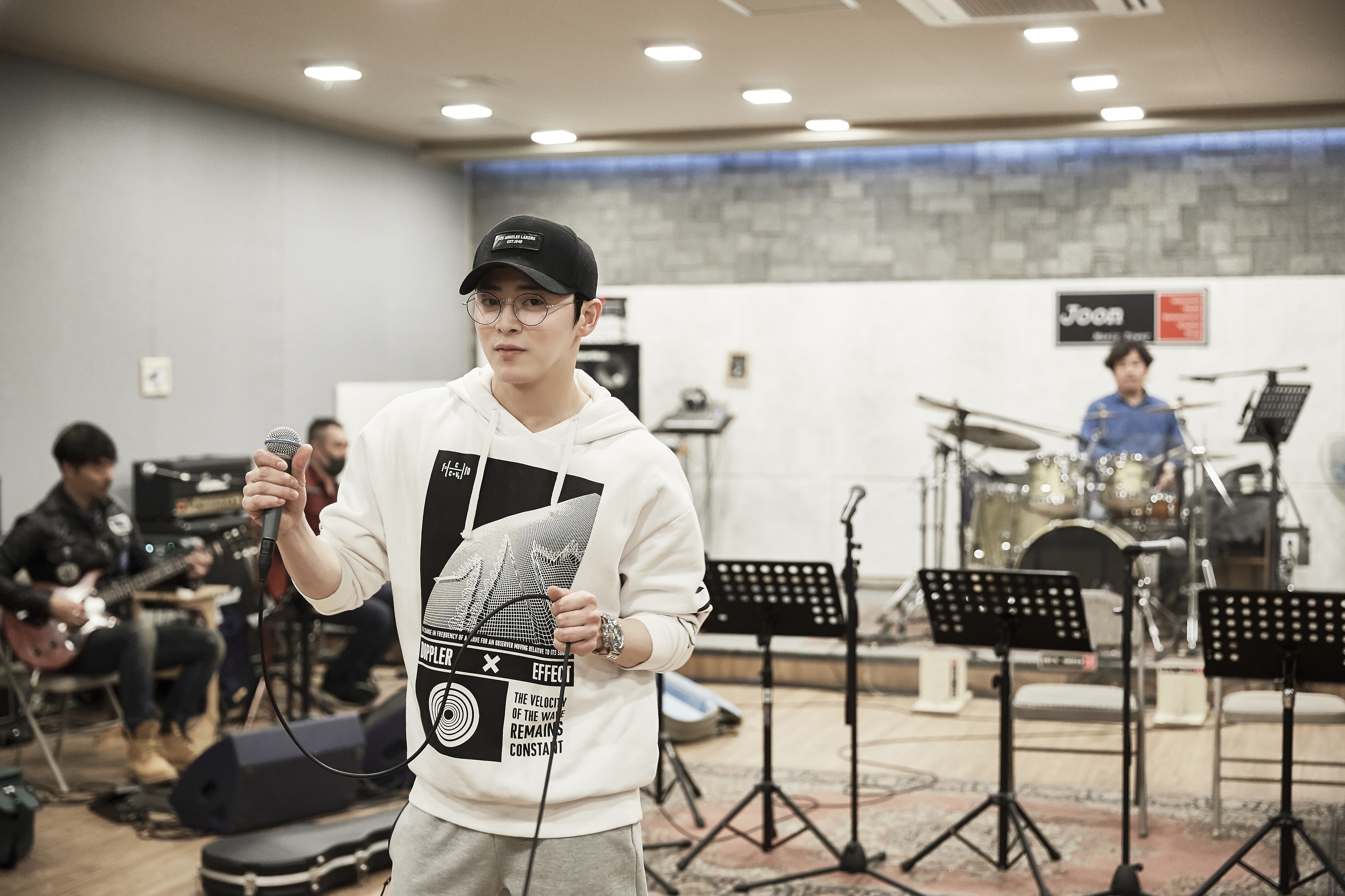 韓星曹政奭為台灣首次見面會，正加足馬力全力準備中。（這眼鏡不就是《花樣旅行》那一副！）