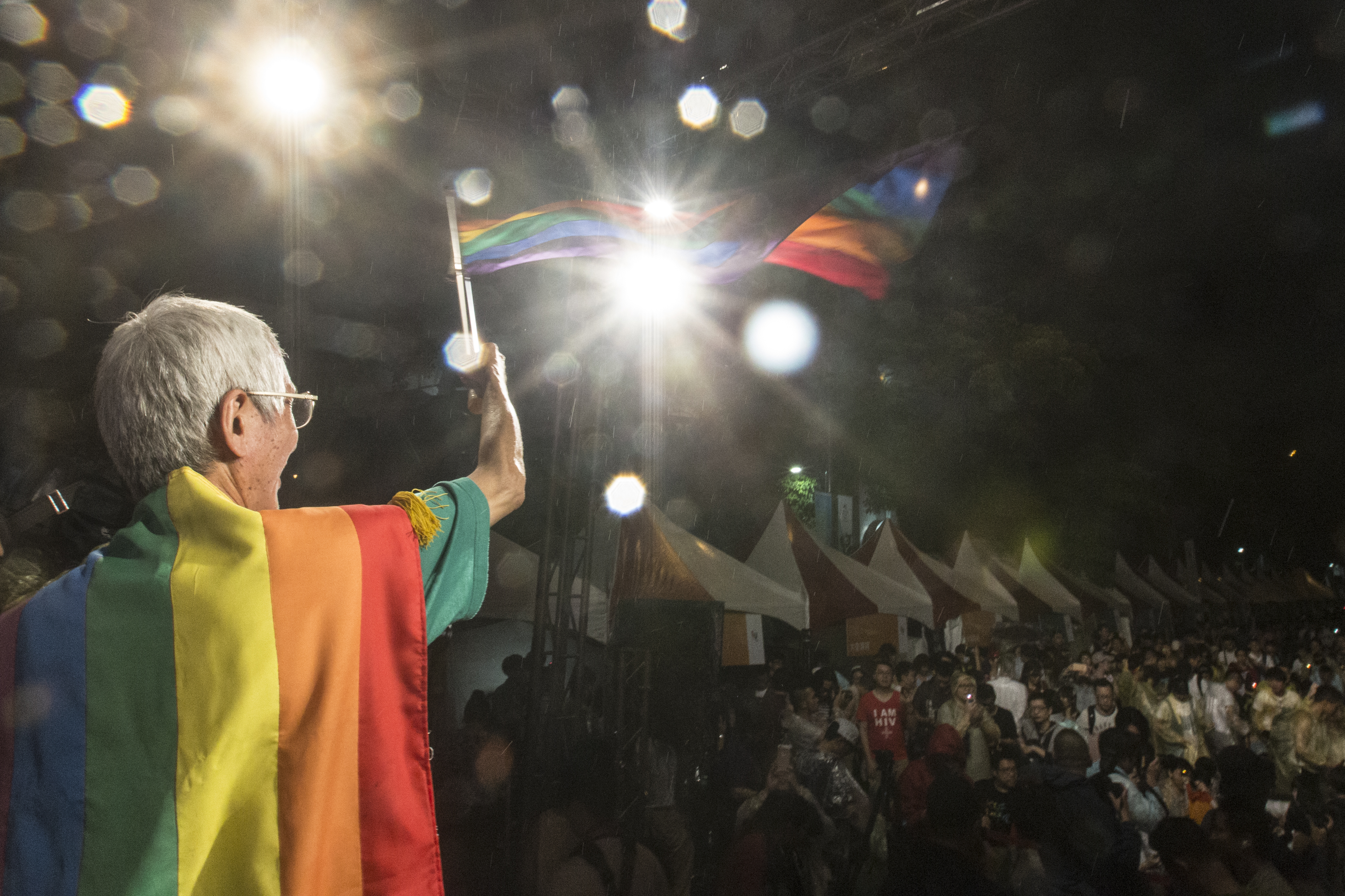 每年同志遊行或相關活動，祁家威皆走持彩虹旗、身穿彩虹衣與會。（楊子磊攝）