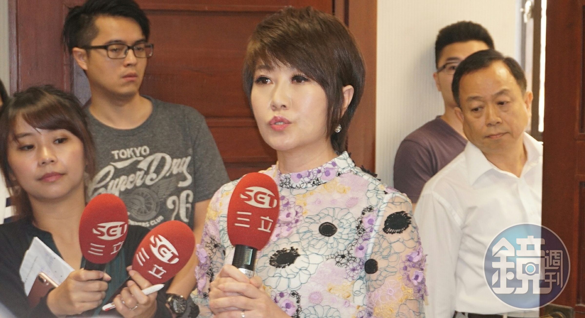 《新台灣加油》主持人廖筱君（中）與《法治時報》社長黃越宏（右）也現身法務部記者會現場。