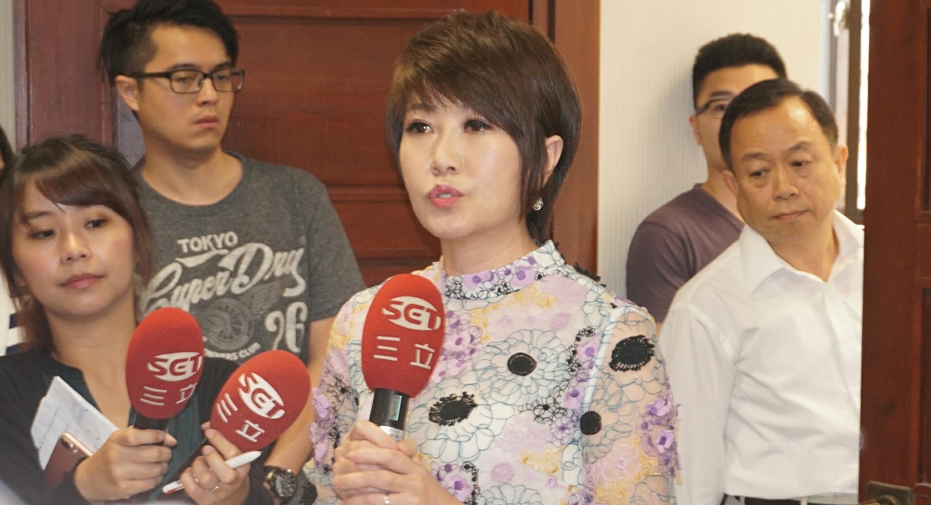 《新台灣加油》主持人廖筱君（中）與《法治時報》社長黃越宏（右）也現身法務部記者會現場。