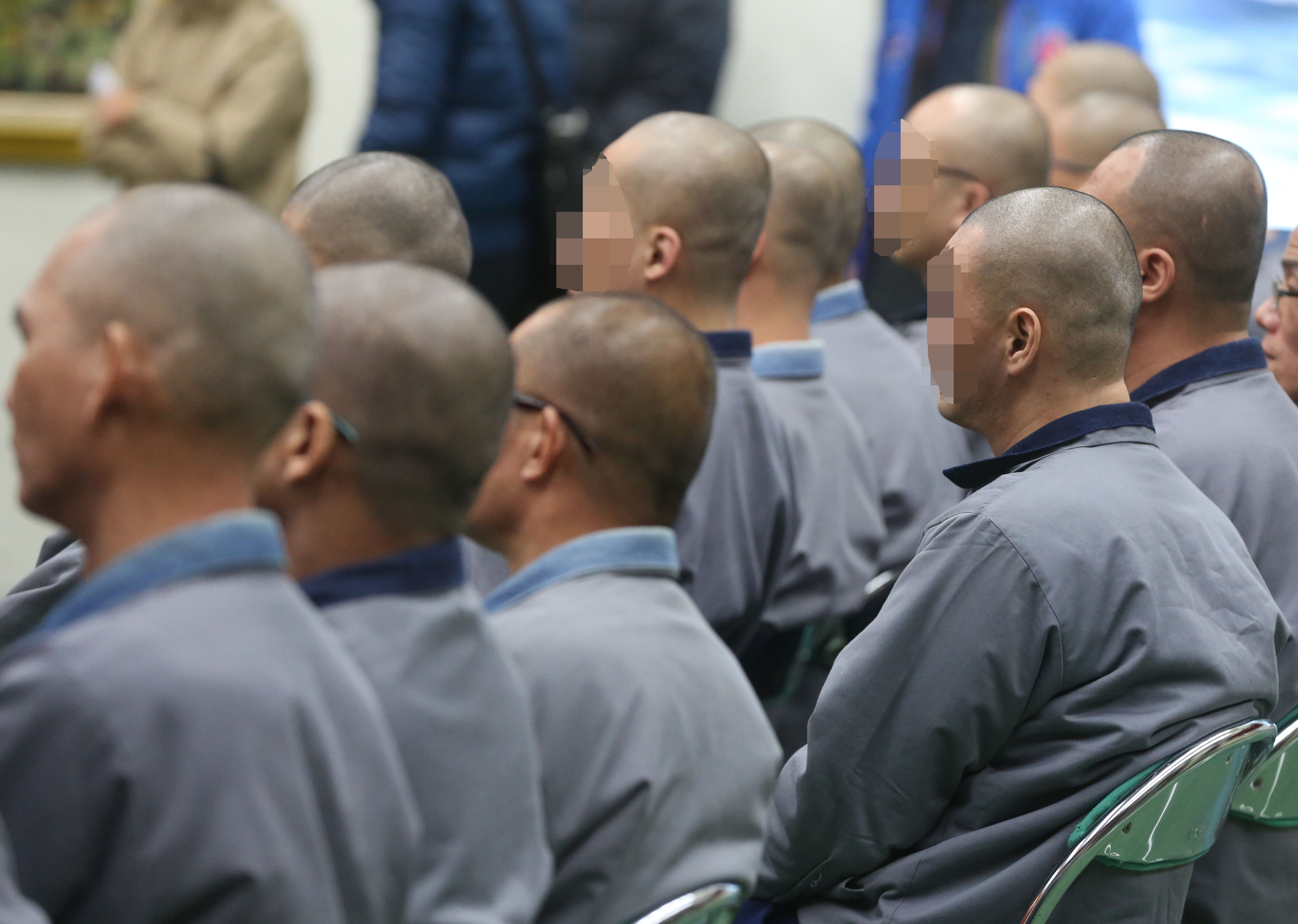 監獄裡，一個教誨師需要負責四百多人的教化工作，工作量難以負荷，因此引入宗教團體輔助。